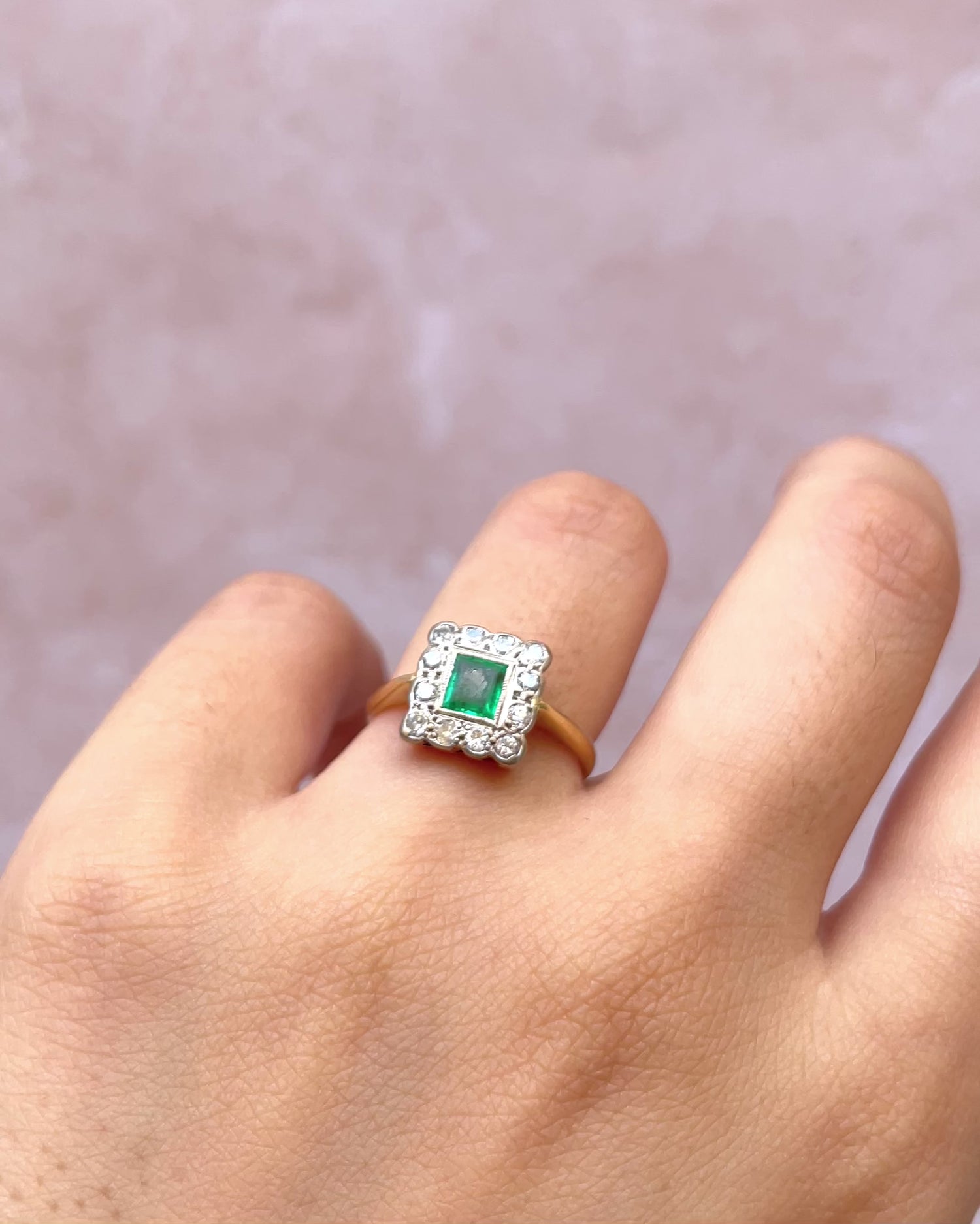 Anillo Art Déco Esmeralda 0,38 cts y Diamantes 0,36 cts "Evelina"