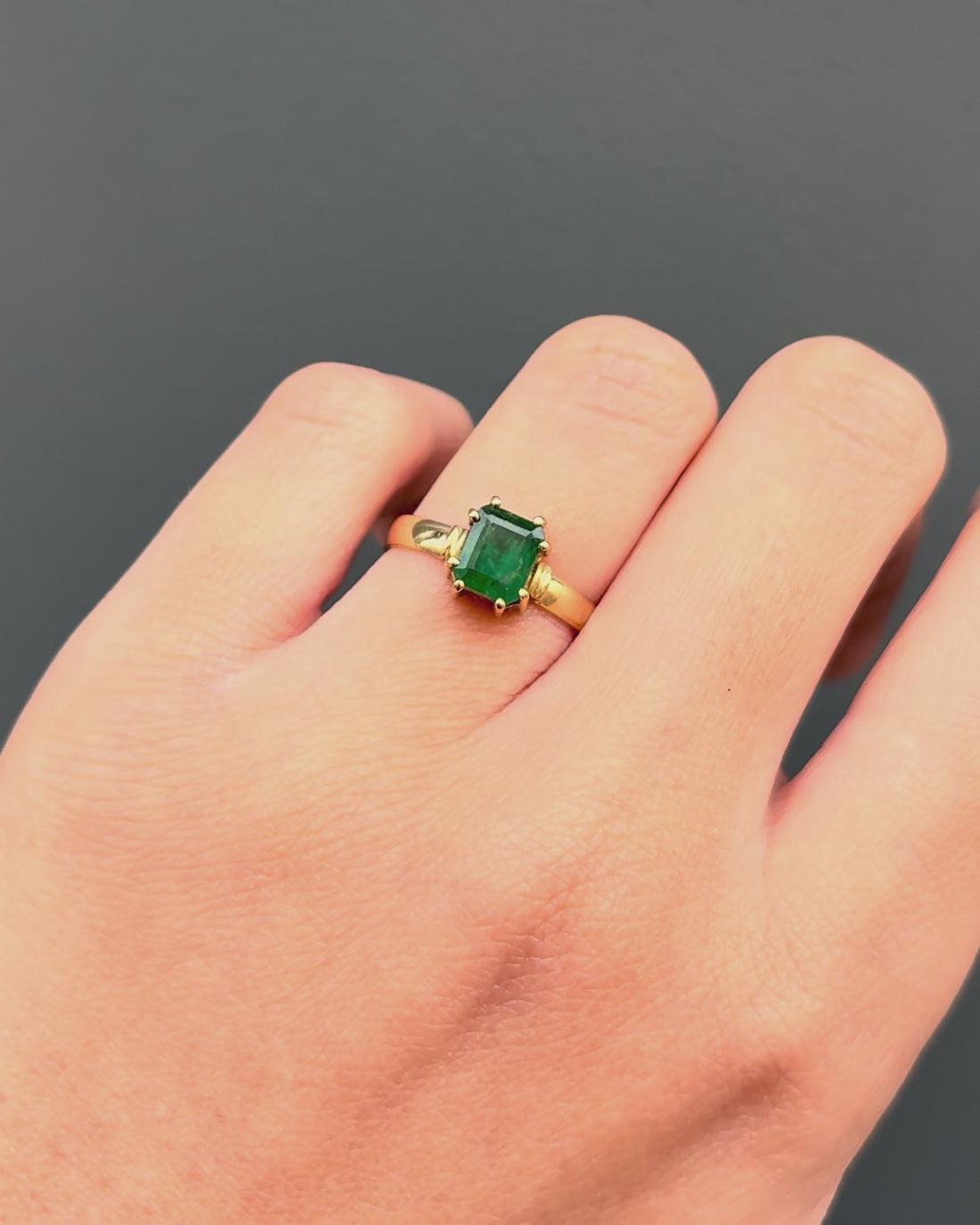 Anillo solitario esmeralda 0.95 quilates &quot;Maïwenn&quot;