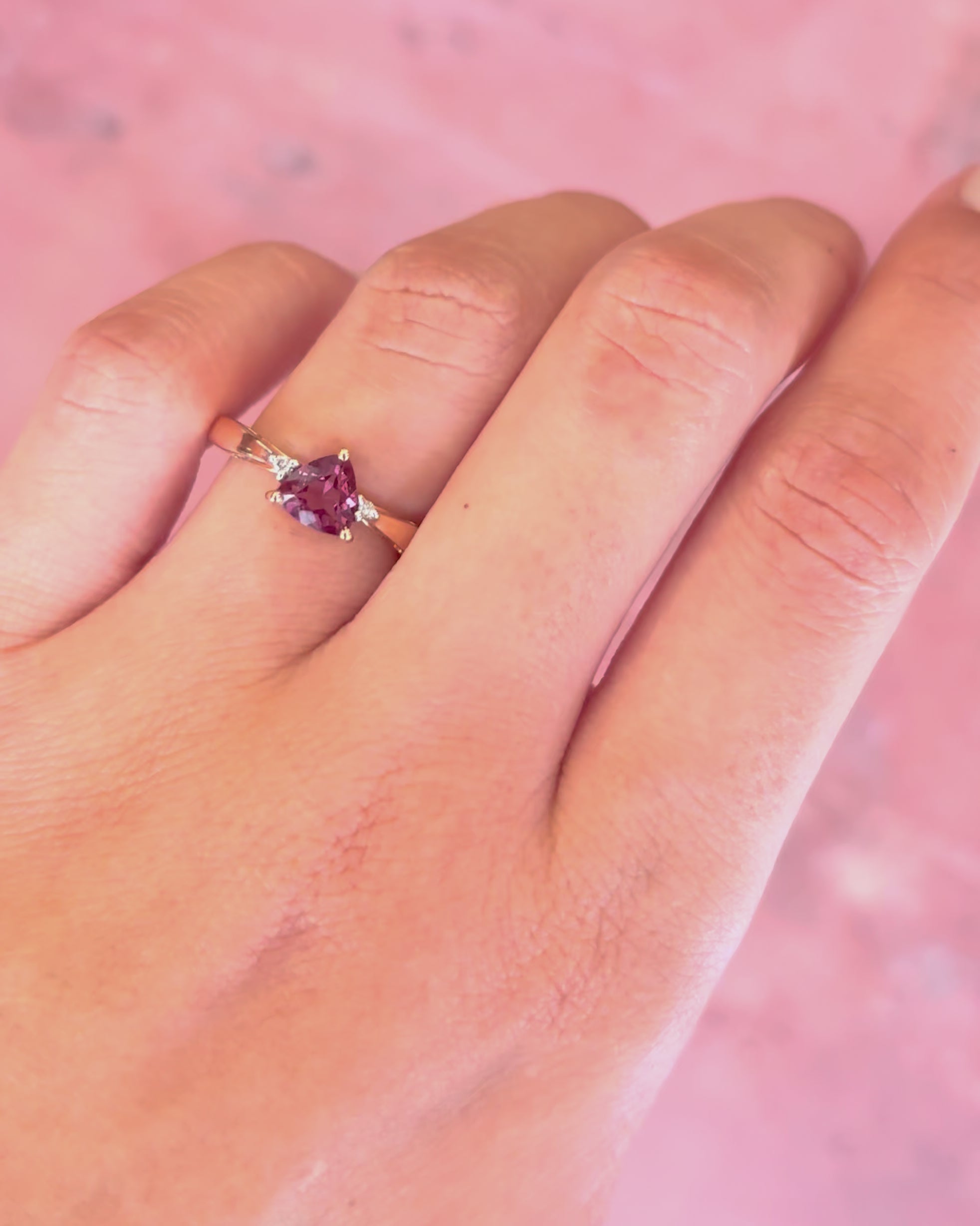 Anillo trilogía de granate de 0,70 quilates y diamantes «Ineya»
