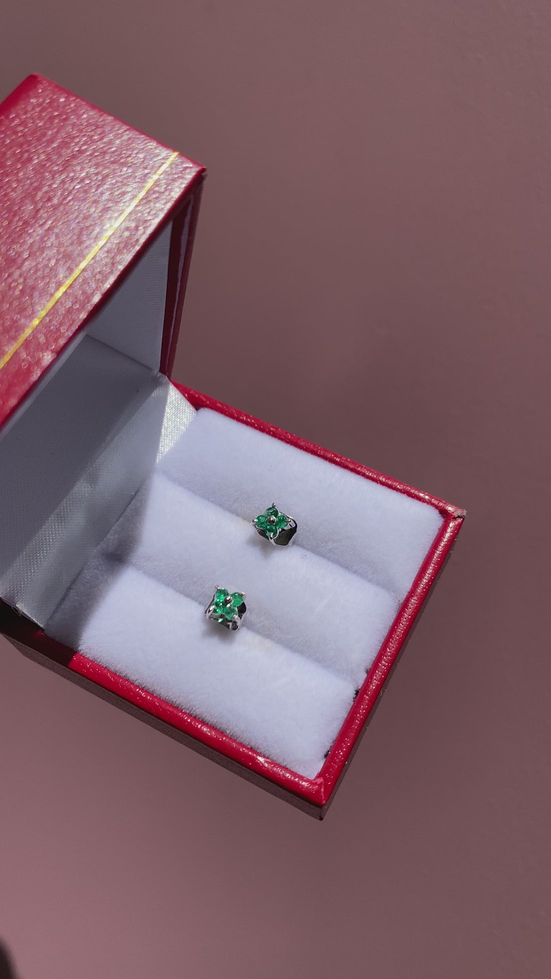 Puces Emeraudes 0.08 carat &quot;Aélina&quot;