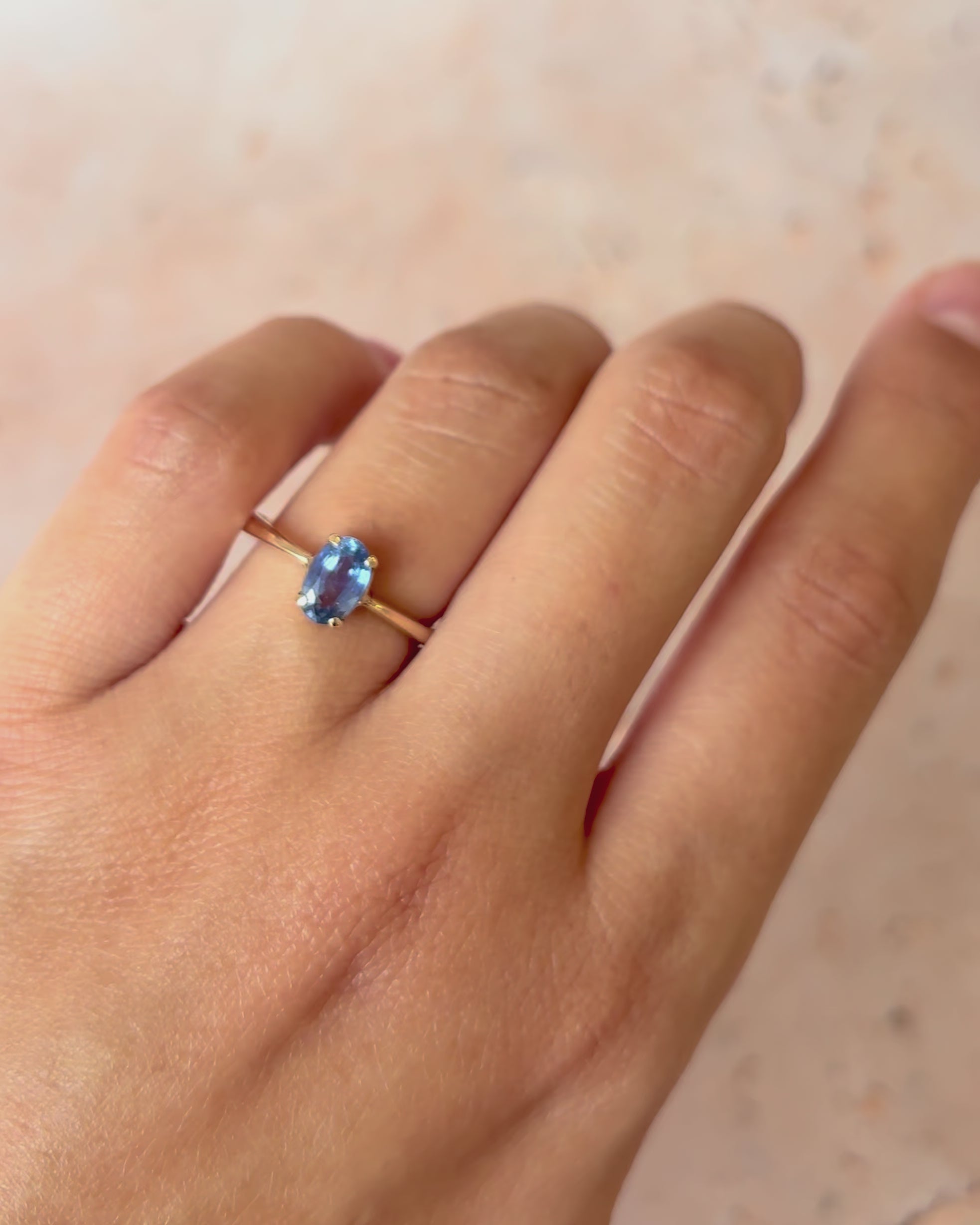 Anillo solitario con zafiro de 0,80 quilates "Flore"