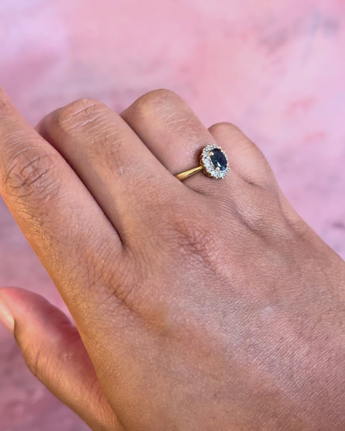 Anillo margarita de zafiro de 0.50 quilates y diamantes "Vera"