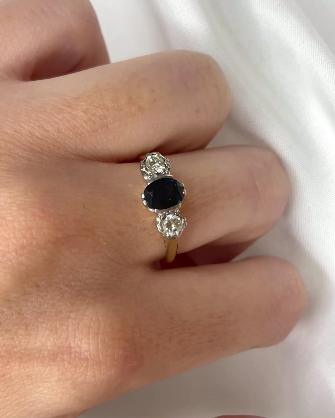 Bague Trilogie Saphir 1.10 carat &amp; Diamants 0.30 carat &quot;Oriana&quot;