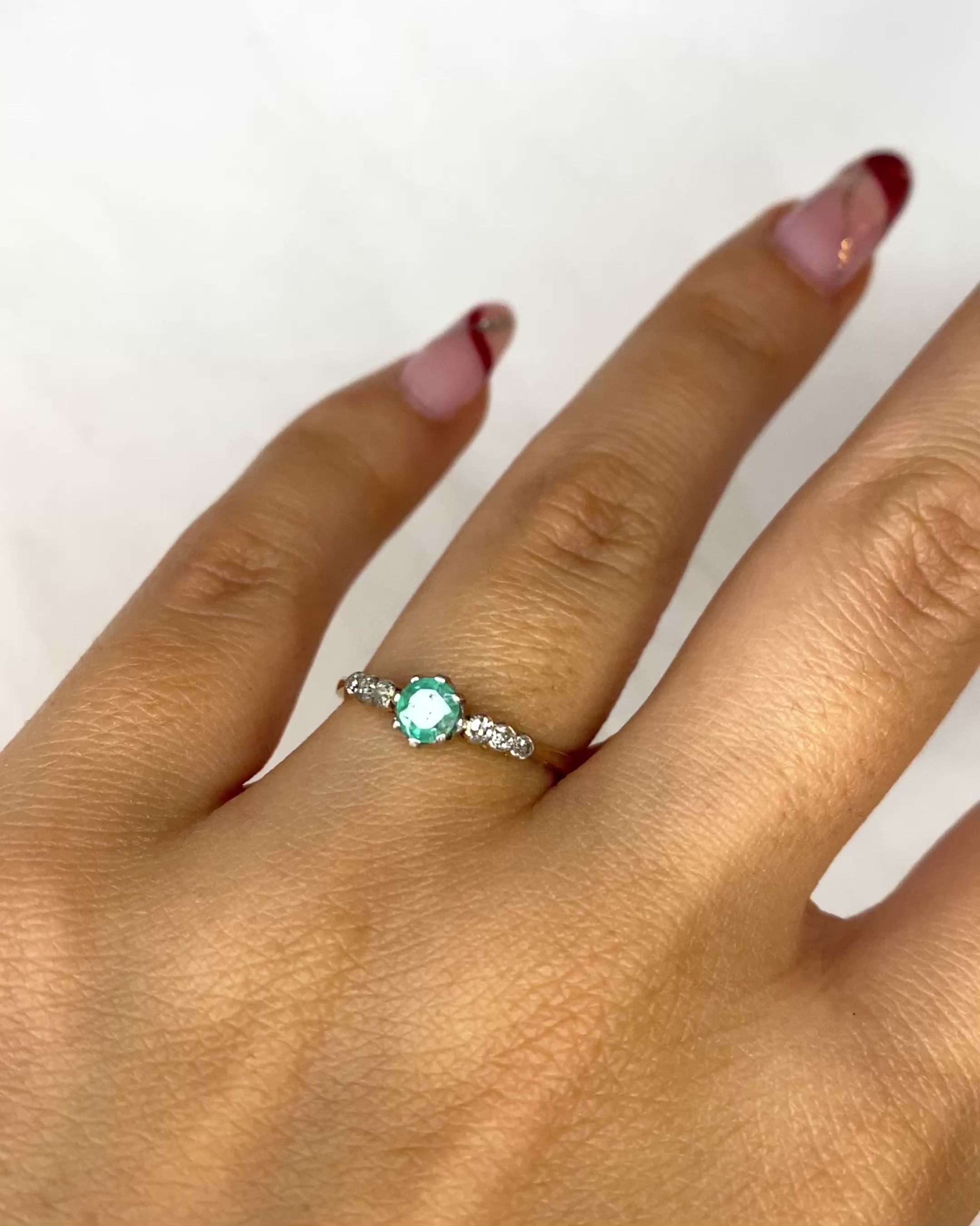 Anillo Trilogía Esmeralda y Diamantes "Ayla"