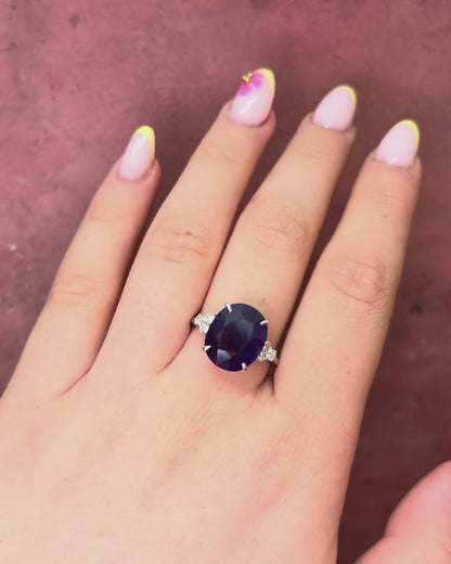 Anillo trilogía de zafiro de 8.45 quilates y diamantes de 0.30 quilates, 5.13 g, «Alana»