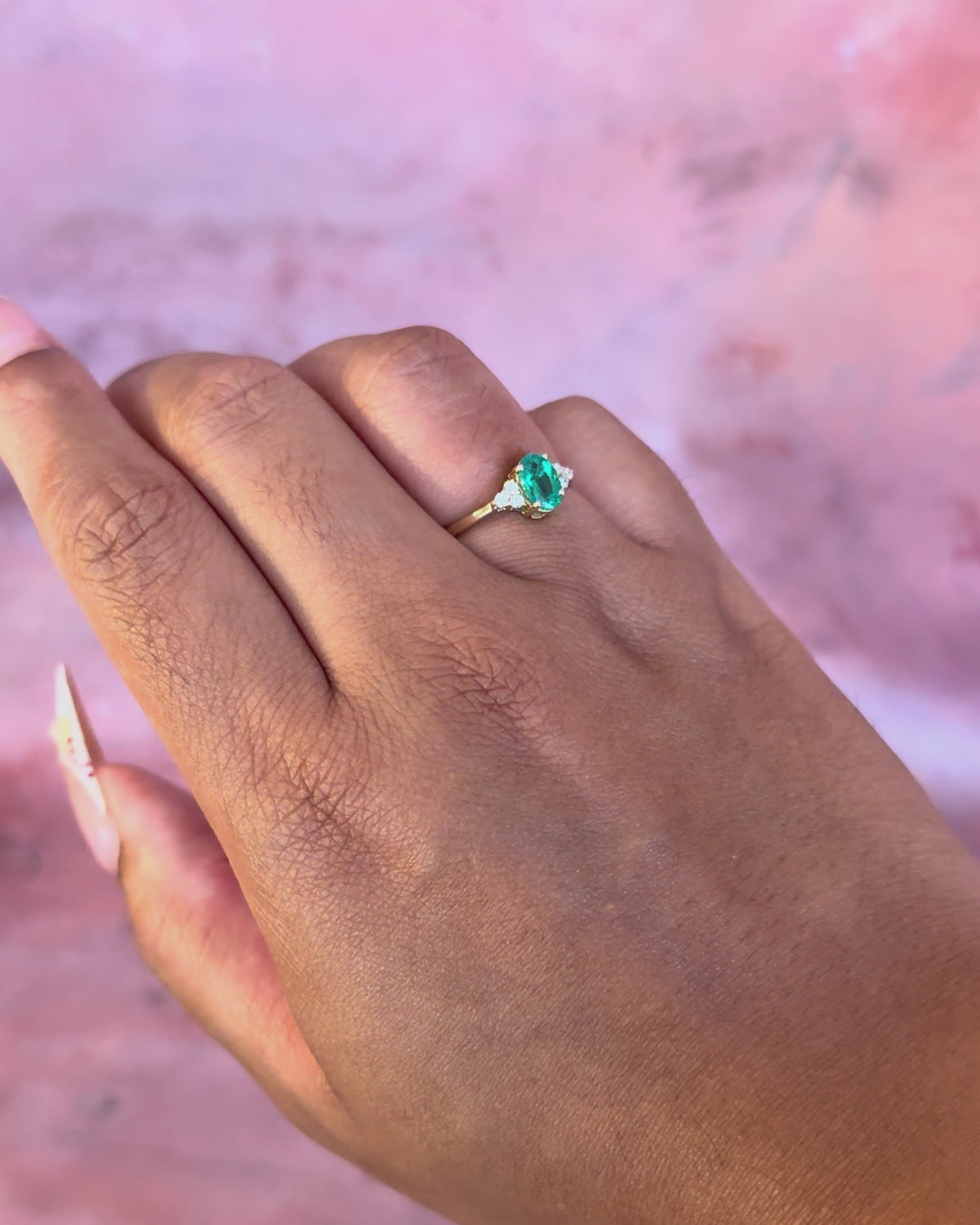 Anillo trilogía de esmeralda de 0.65 quilates y diamantes "Fauve"