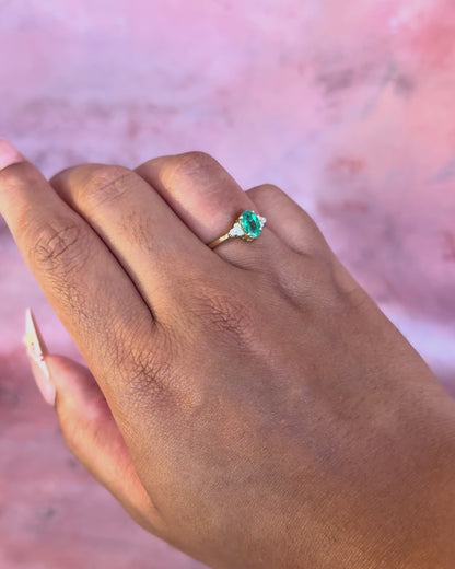 Anillo trilogía de esmeralda de 0.65 quilates y diamantes "Fauve"