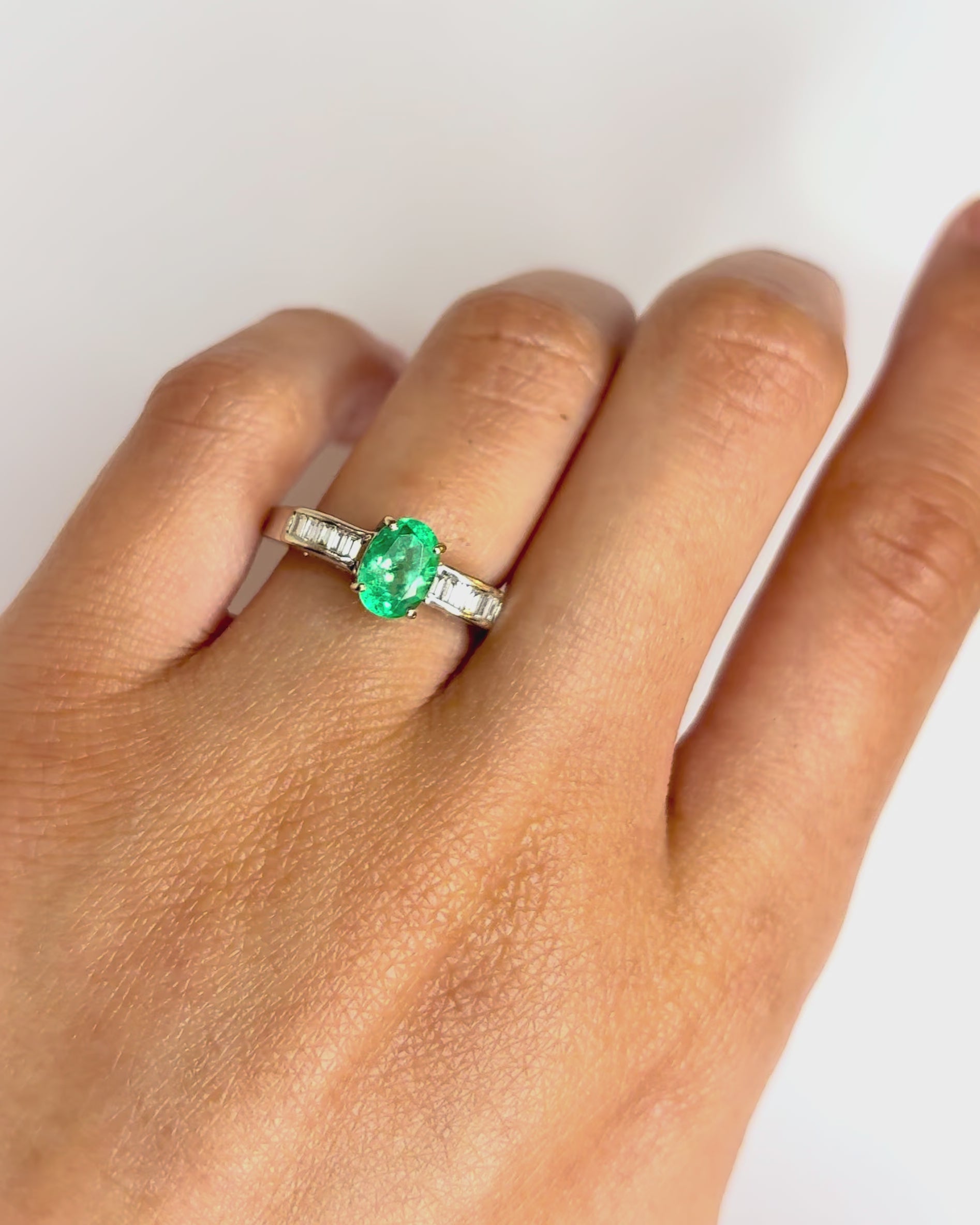 Bague Solitaire Émeraude 0.80 carat &amp; 11 Diamants "Daniela"