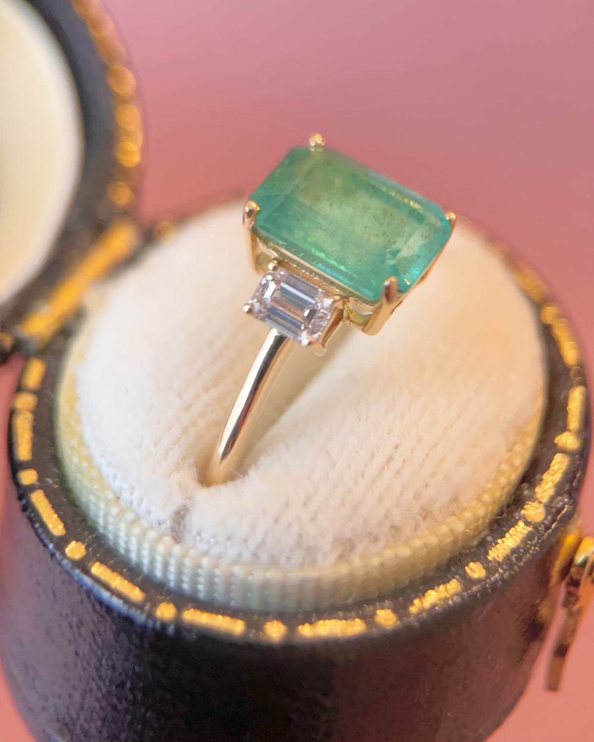 Bague Trilogie Émeraude 1.90 carat &amp; Diamants 0.40 carat "Ophélie"