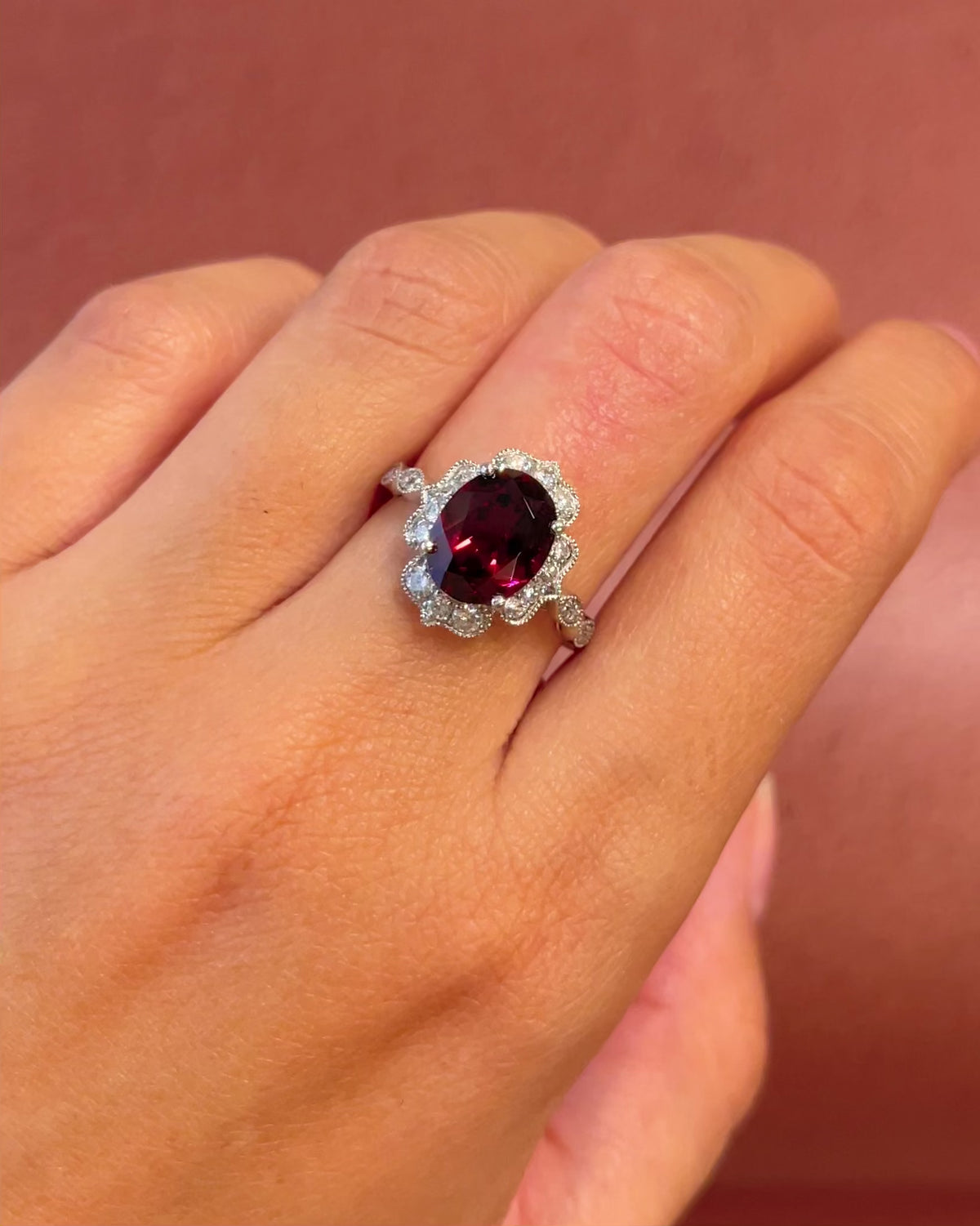 Bague Style Art-Déco Grenat Rhodolite 3.59 carats &amp; Diamants 0.46 carat "Eugènie"