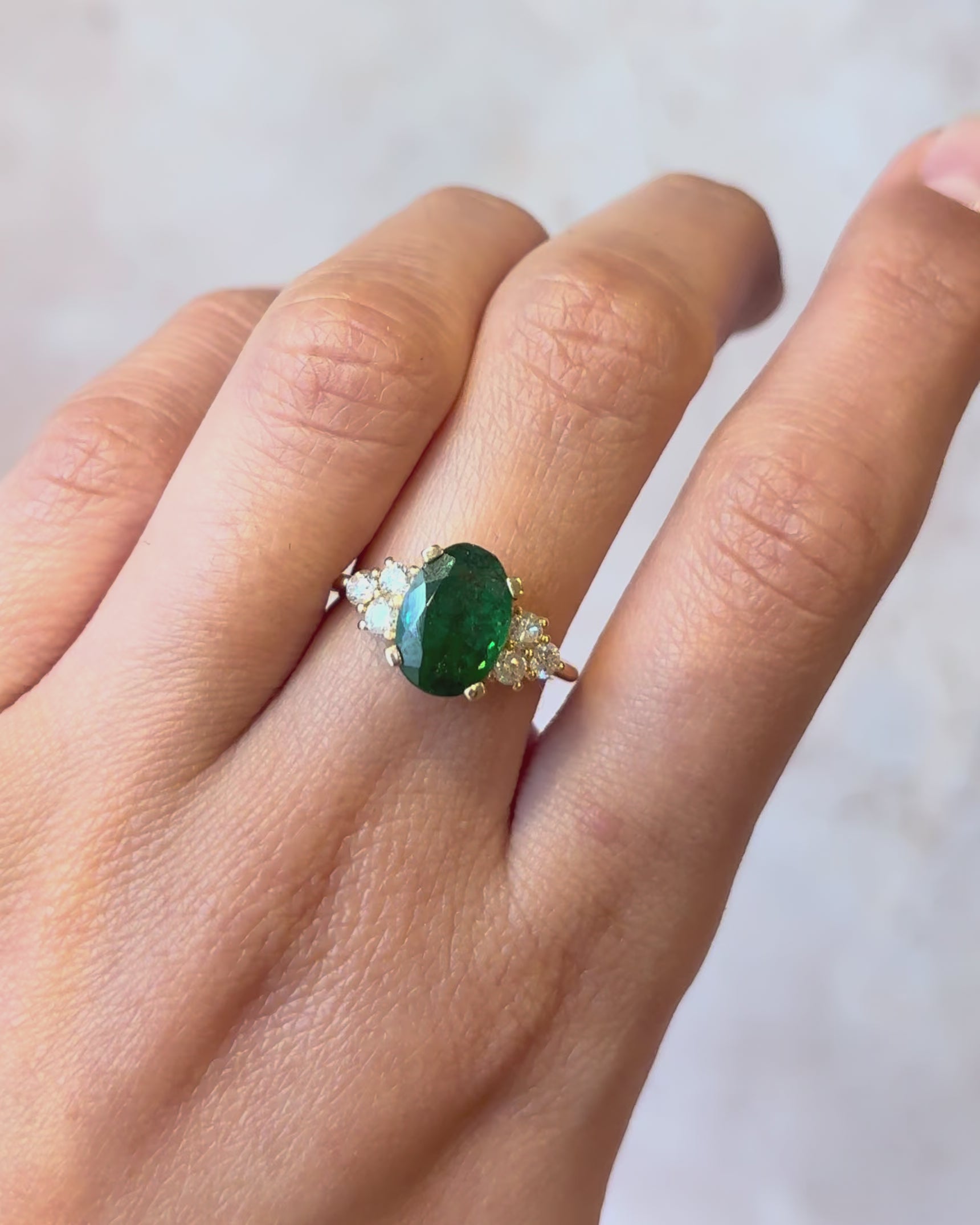Anillo Trilogía Granate Tsavorita 2.60 quilates y Diamantes 0.36 quilates "Tara"