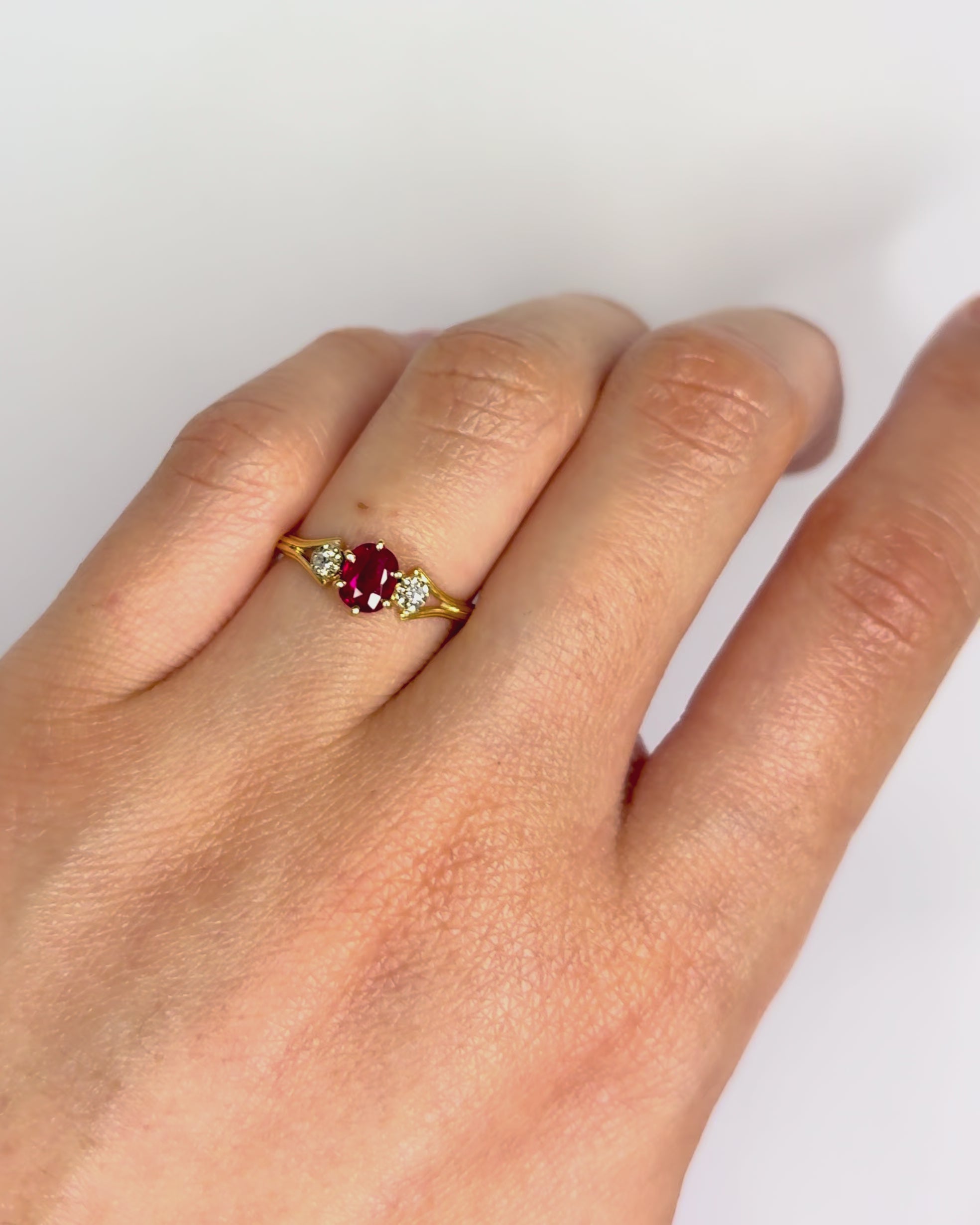 Anillo Trilogía Rubíes 0,38 quilates y Diamantes "Alia"