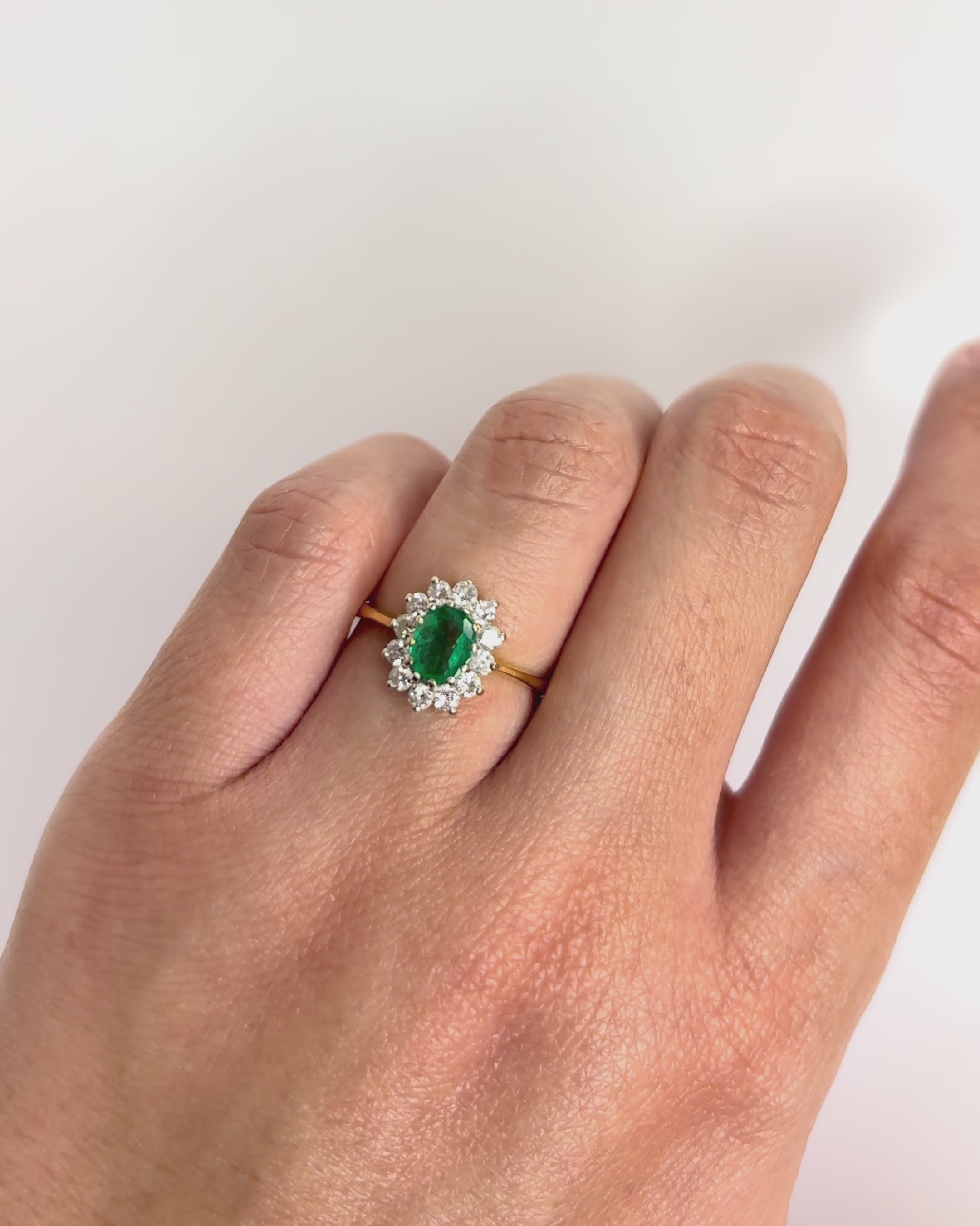 Bague Marguerite Émeraude 0.51 carat &amp; 12 Diamants "Tacha"