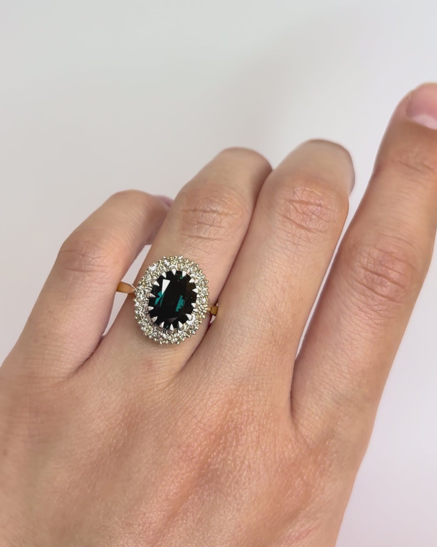 Anillo Marguerite Zafiro 2.90 quilates y Diamantes "Ninon"