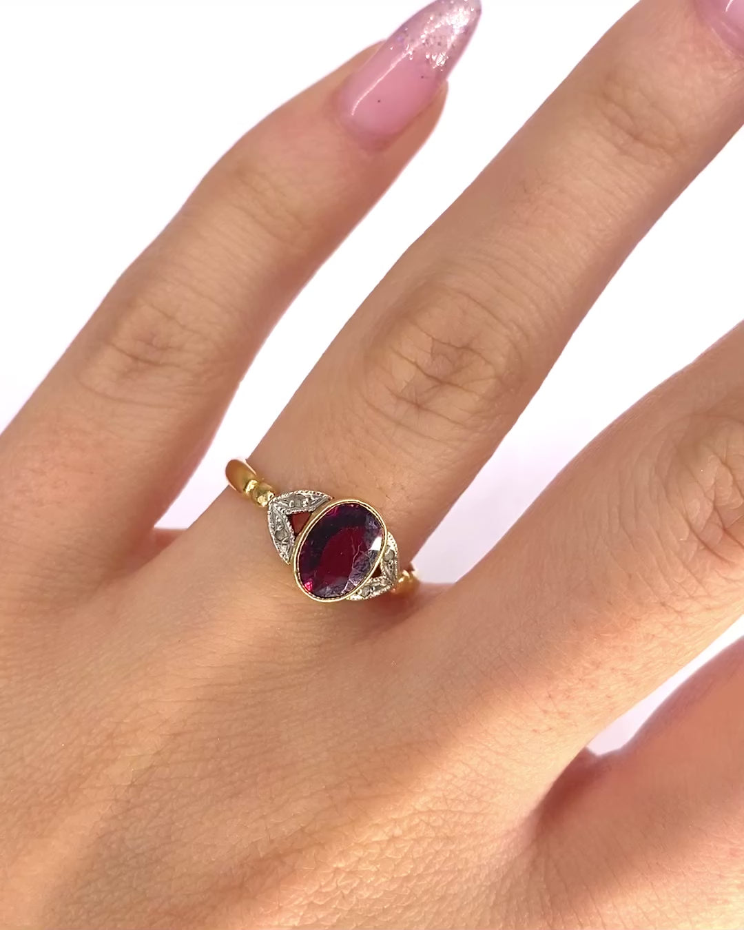 Anillo Trilogía Granate 1.50 y Diamantes "Anabelle"