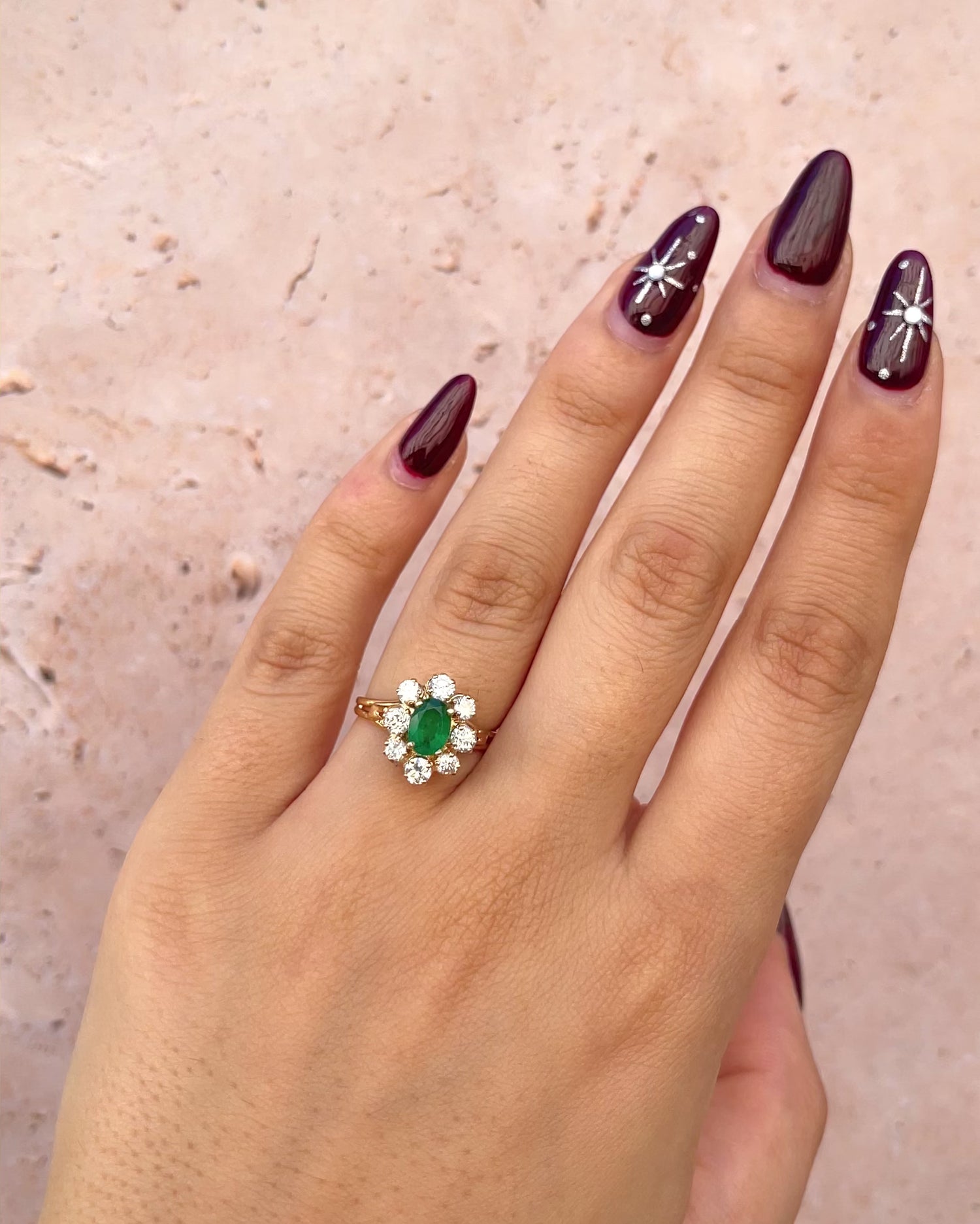Anillo Margarita Esmeralda 0,70 quilates y Diamantes 0,56 quilates "Wendy"