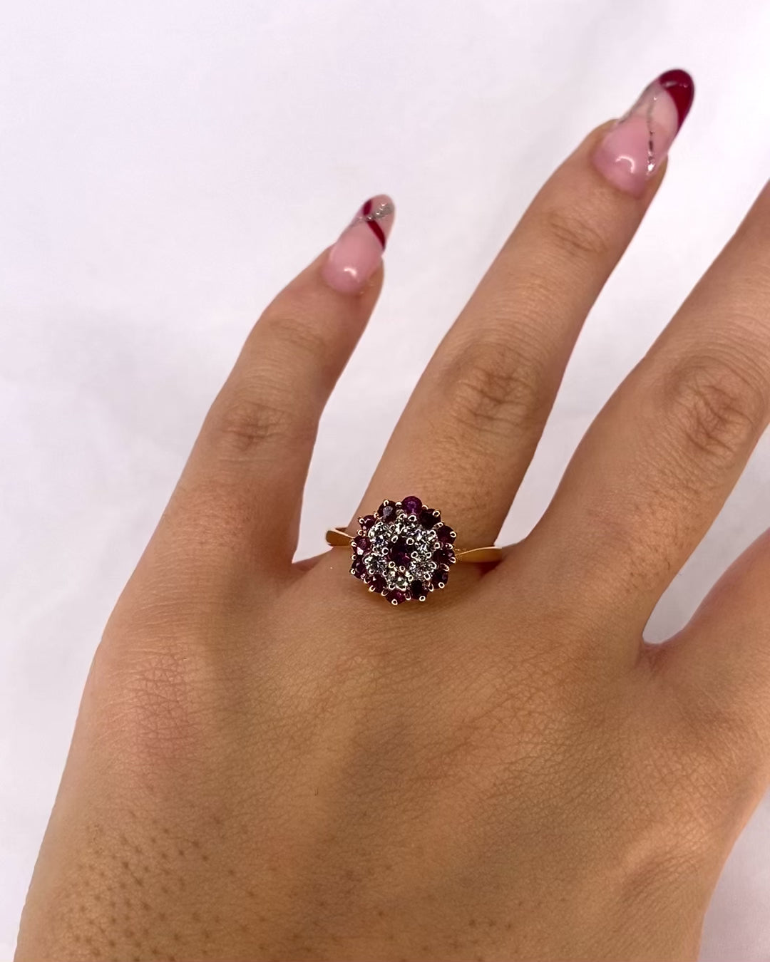 Anillo Margarita Rubí 0.82 quilates y 6 Diamantes "Pauline"