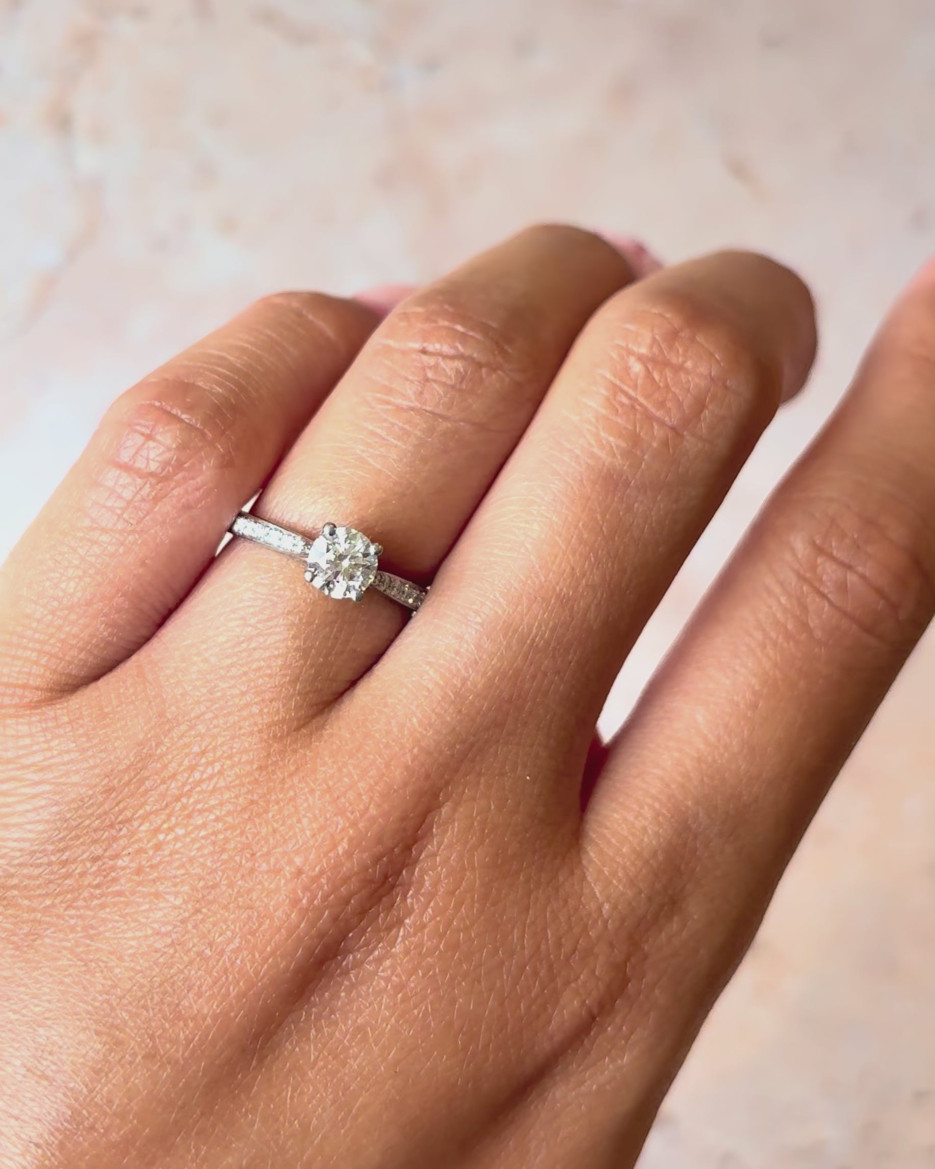 Anillo solitario con diamantes de 0,74 quilates "Erina"