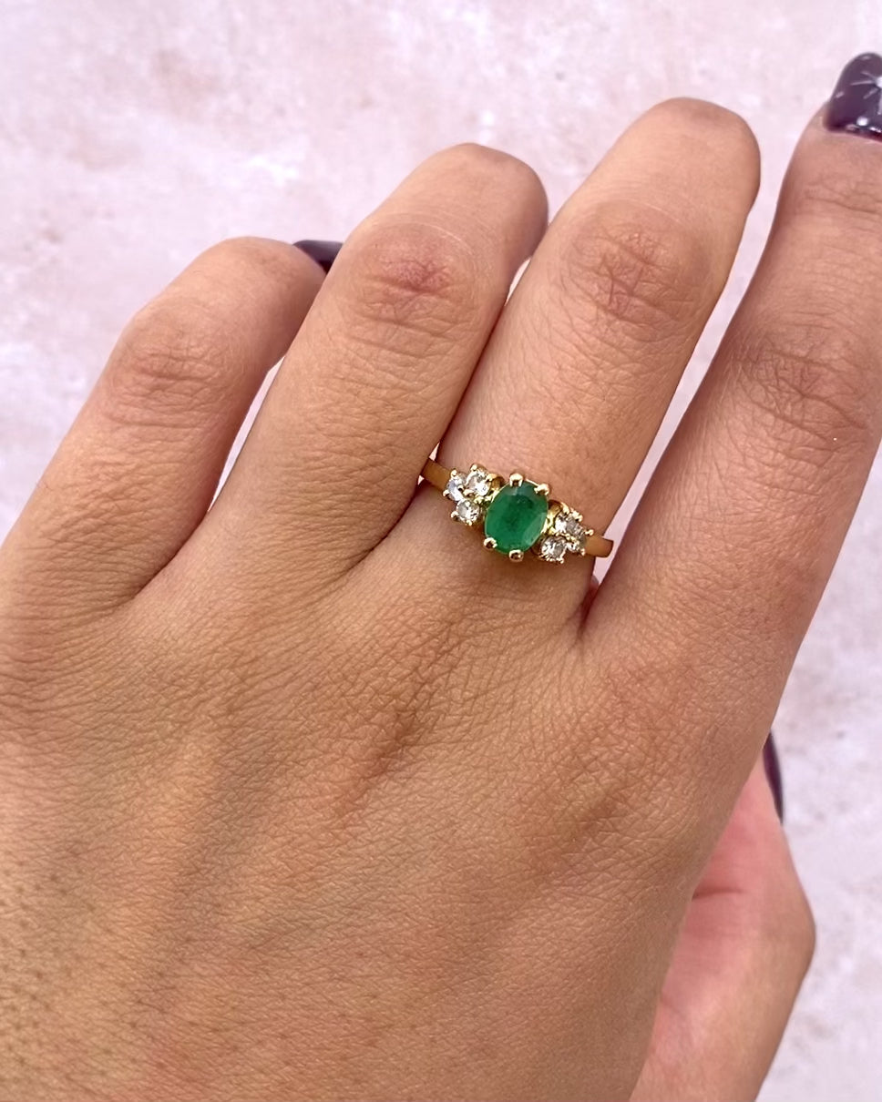 Anillo Trilogía Esmeralda 0,68 quilates y Diamantes 0,42 quilates "Lilia"