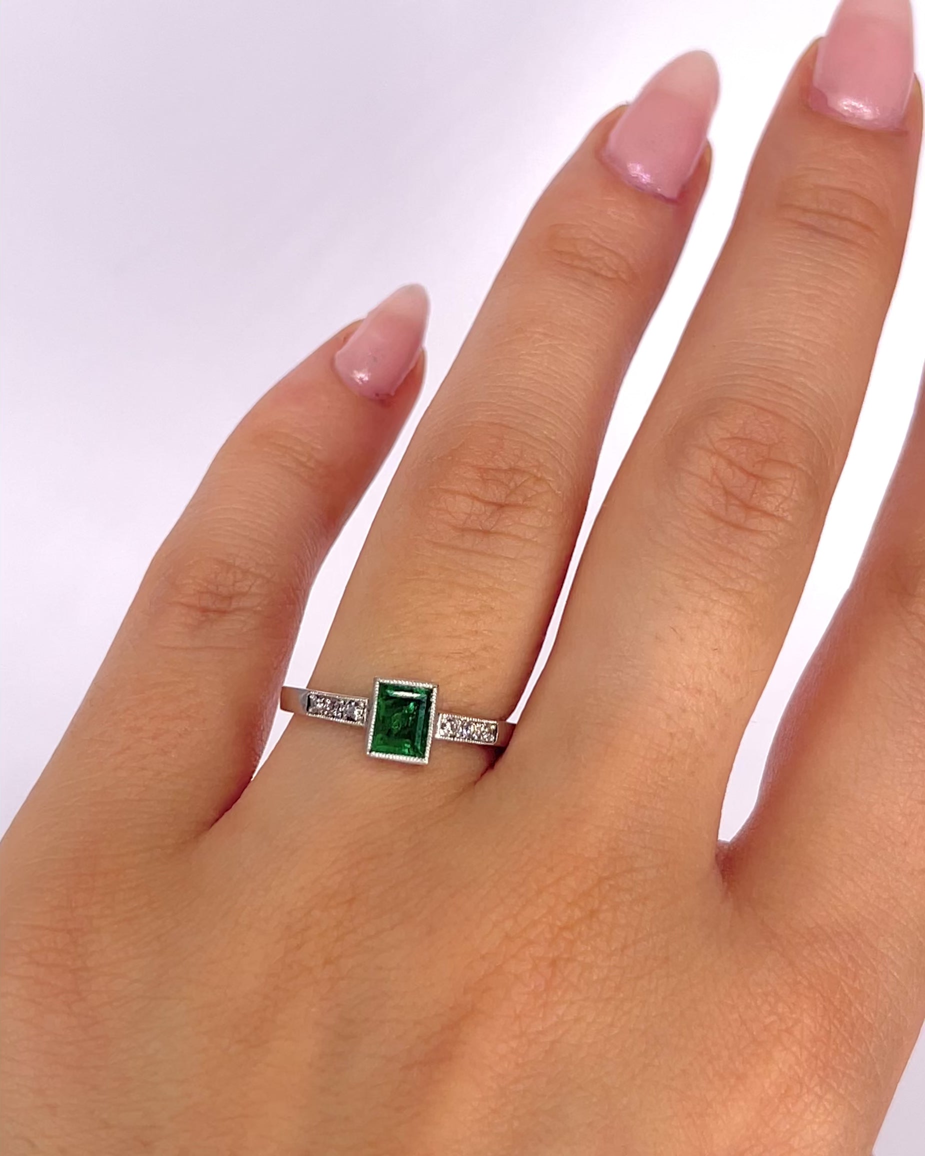 Bague Solitaire Émeraude 0.80 carat &amp; Diamants "Abigaël"