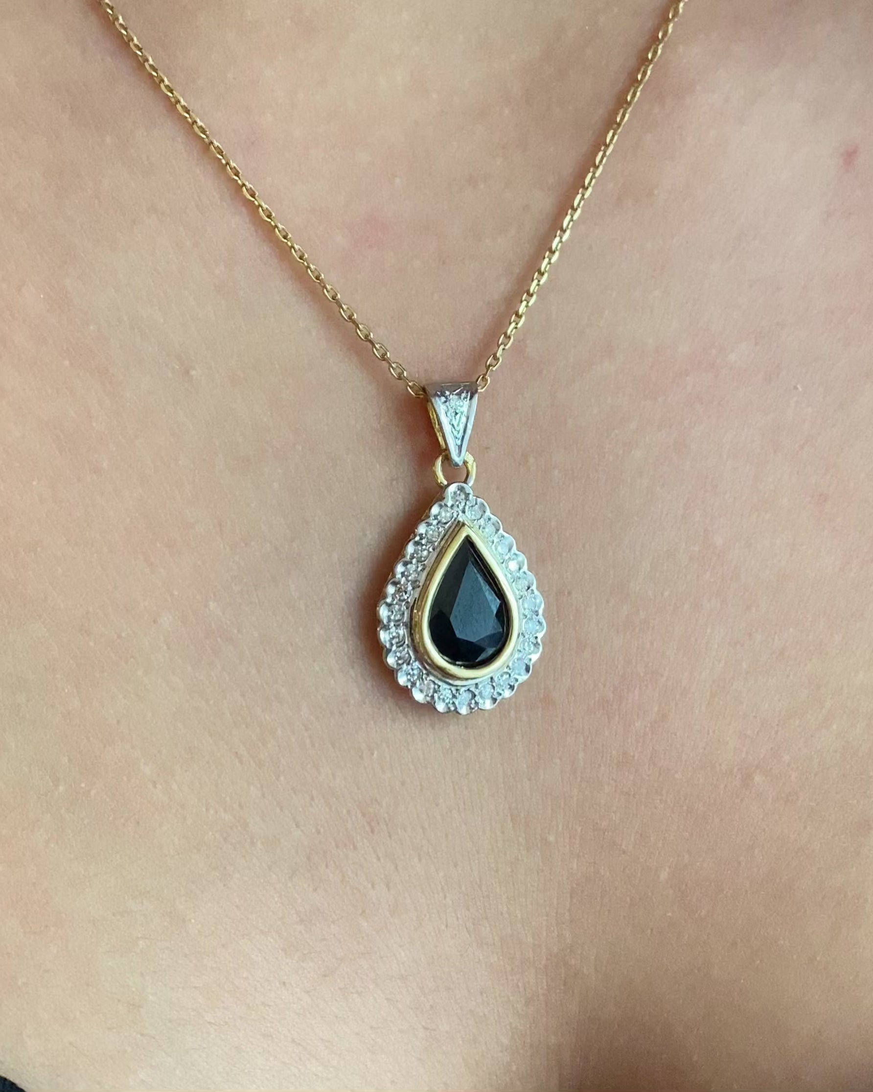 Pendentif Style Art-déco Saphir 3.20 cts &amp; 25 Diamants "Giana"