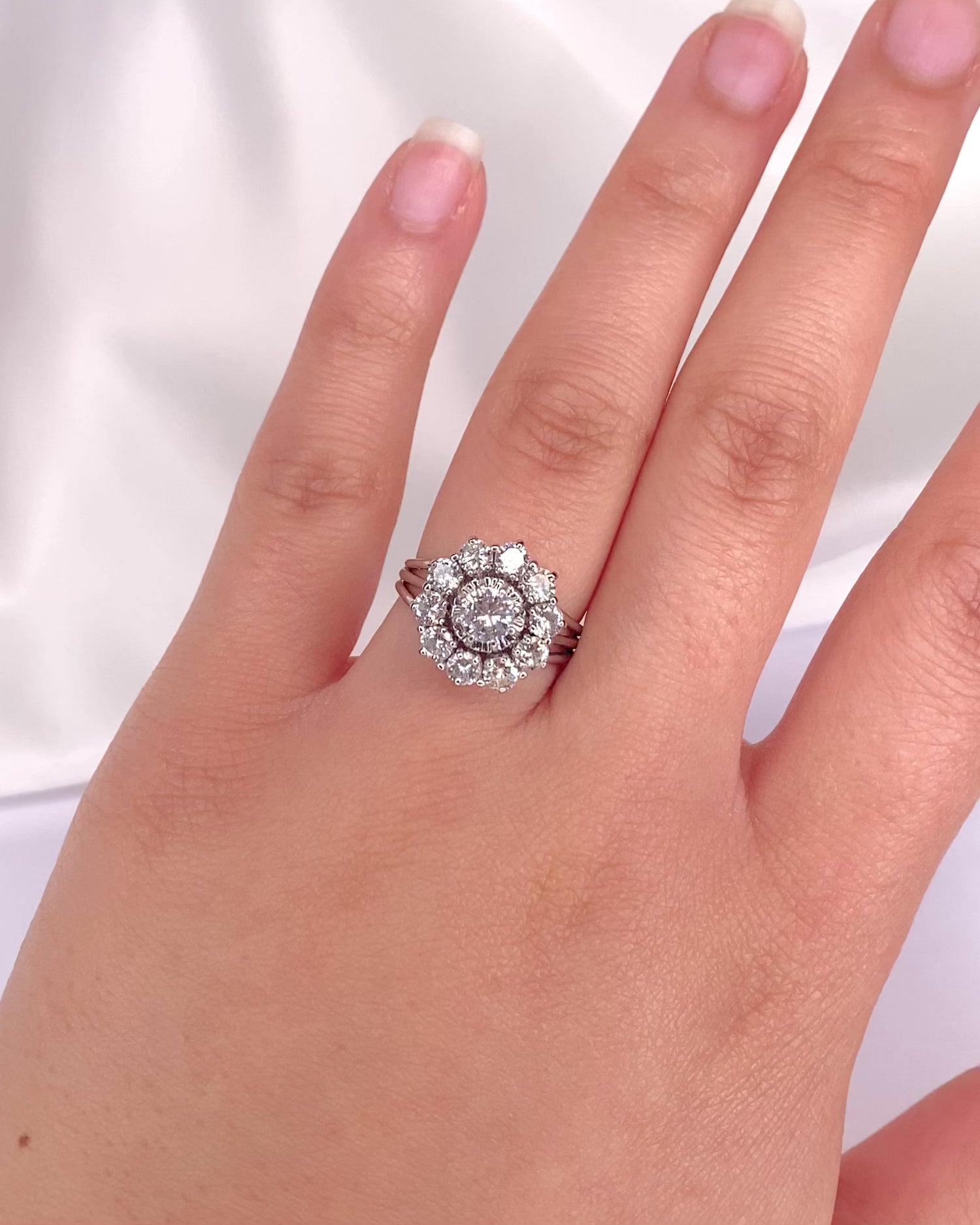 Anillo Marguerite Diamantes 1.45 quilates, Oro y Platino 5.45g "Nouria"