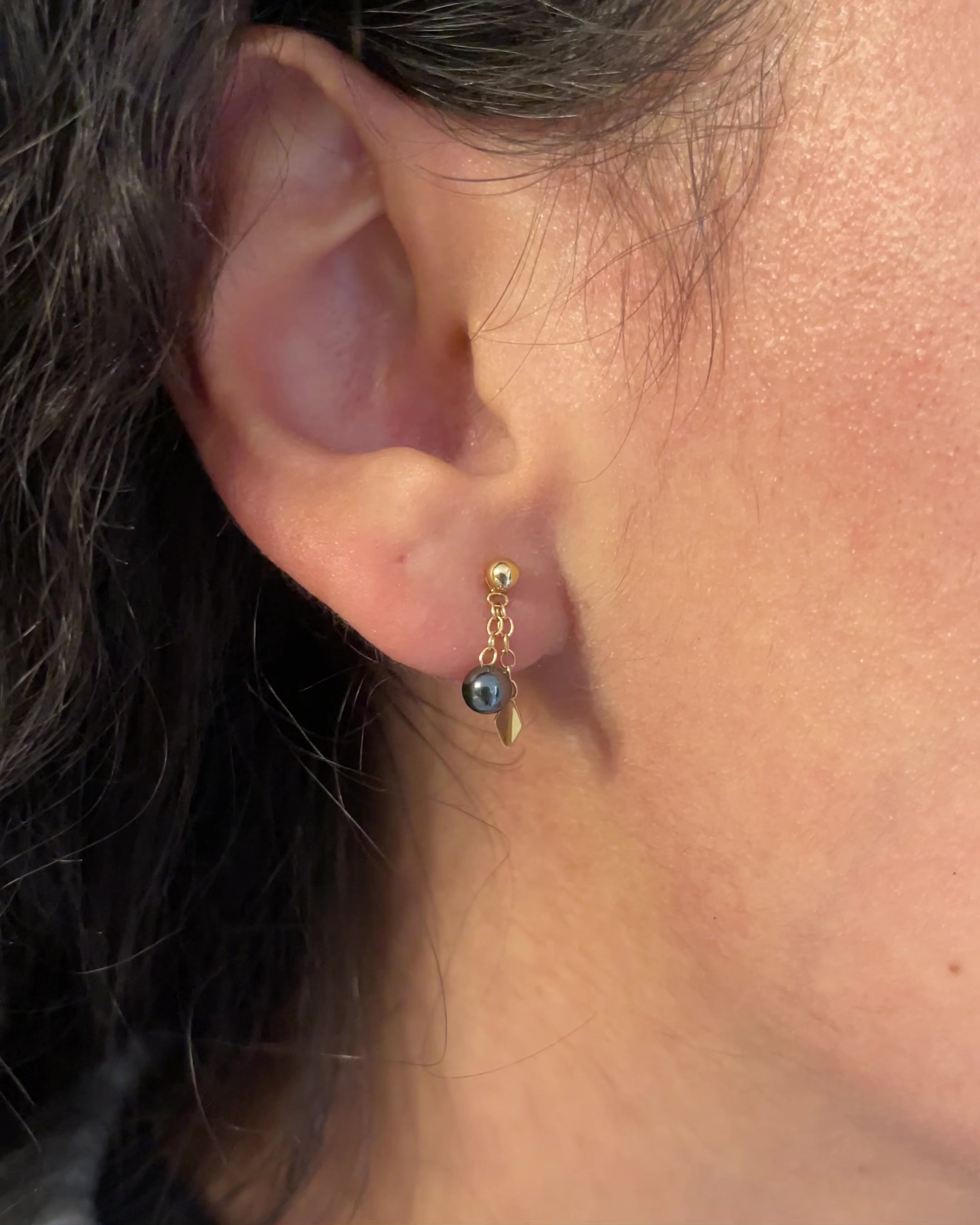 Pendientes de perlas de hematita y oro "Surya"