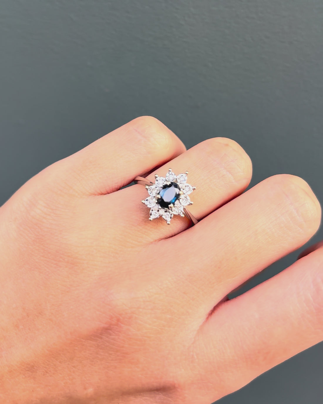 Bague Marguerite Saphir 0.53 carat &amp; 10 Diamants &quot;Olga&quot;