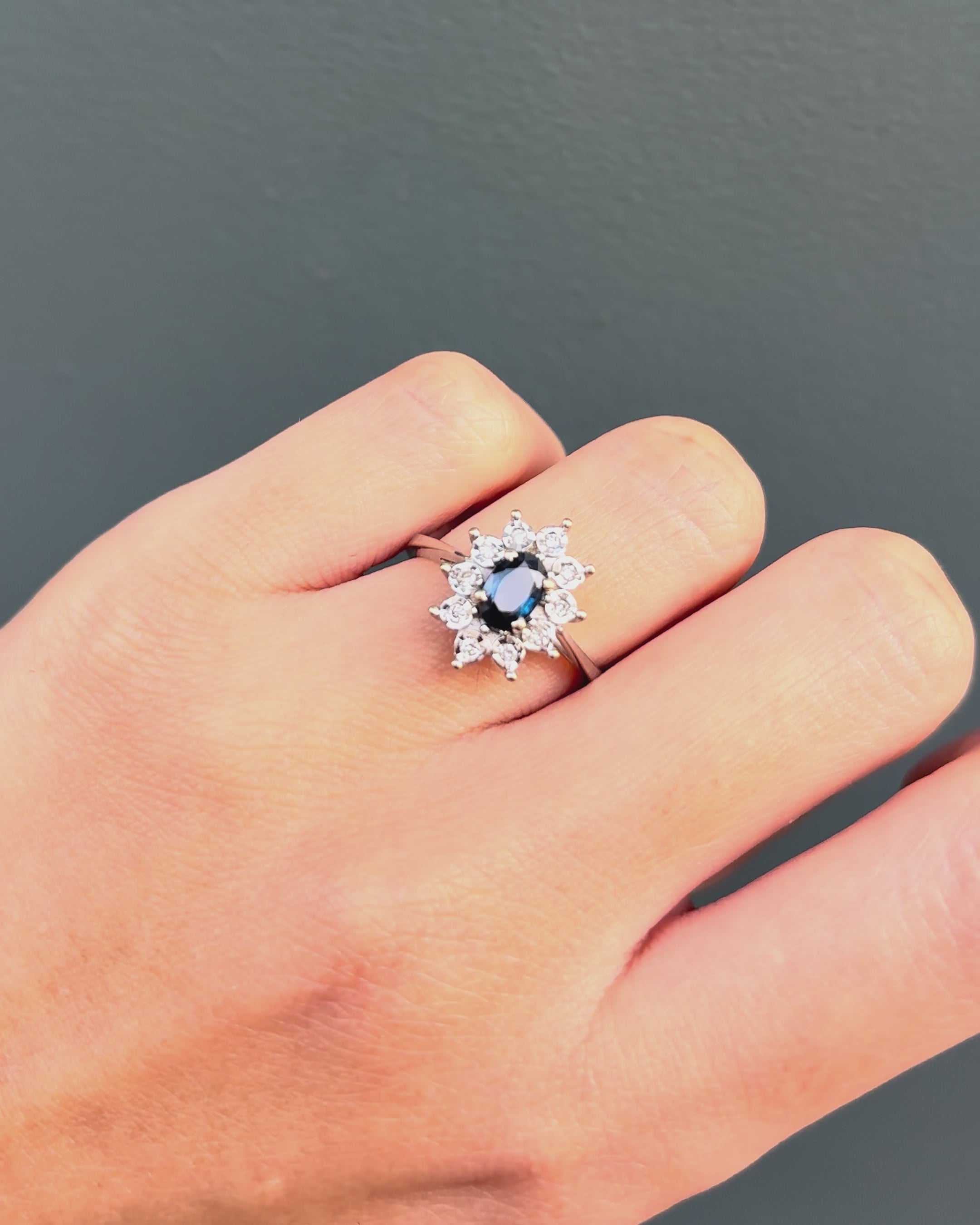 Bague Marguerite Saphir 0.53 carat &amp; 10 Diamants &quot;Olga&quot;