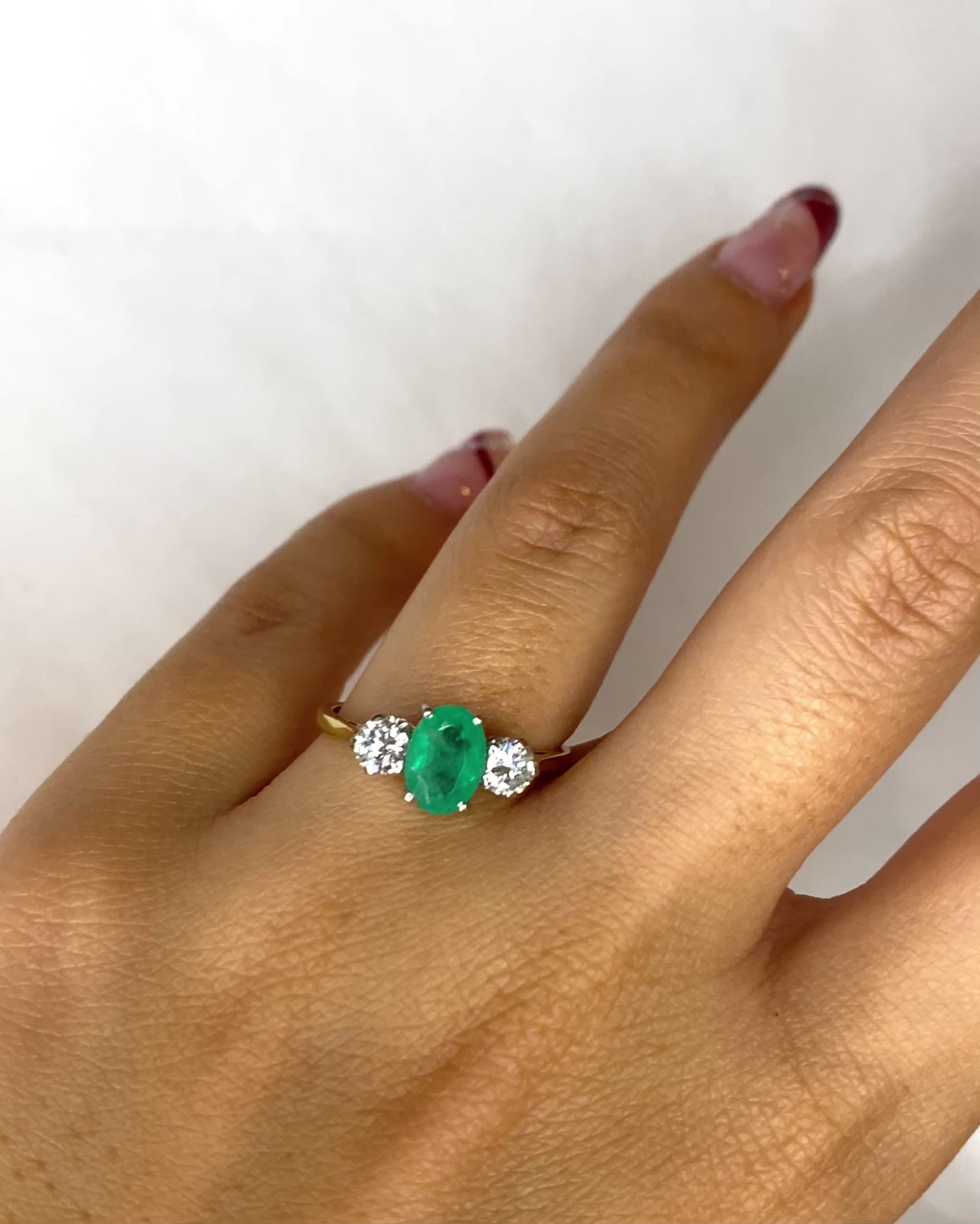 Bague Trilogie Émeraude 0.84 carat &amp; Diamants 0.30 carat "Ivy"