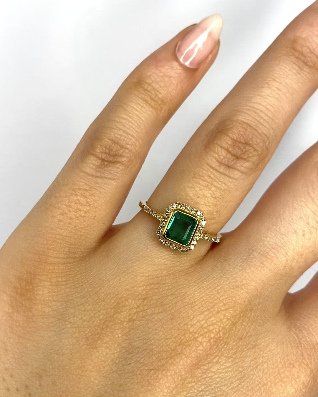 Bague Style Art-Déco Émeraude Zambienne 0.63 carat &amp; 38 Diamants "Liliana"