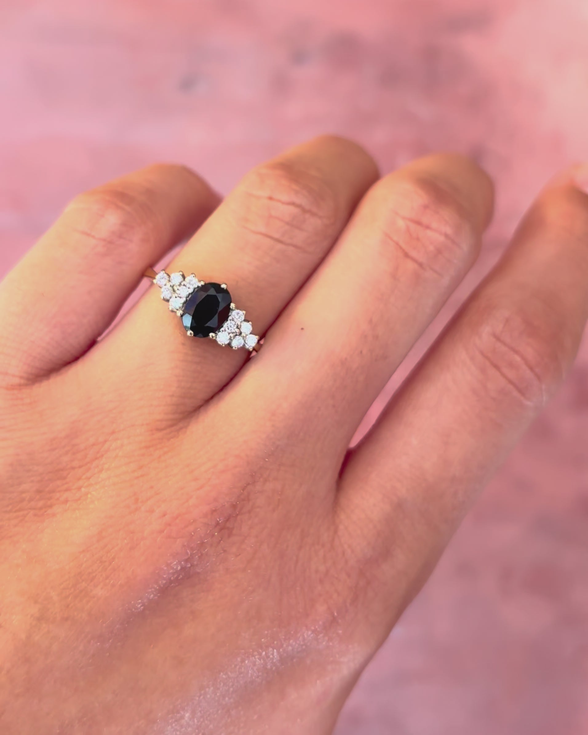 Anillo trilogía de zafiro de 1.17 quilates y diamantes «Nessrine»