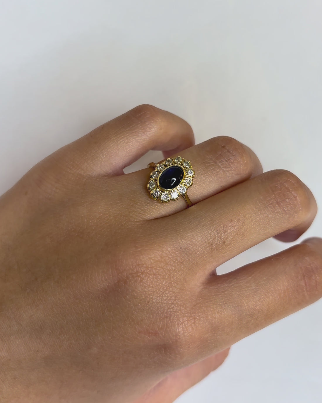 Bague Marguerite Saphir Cabochon 1.15 carat &amp; Diamants 0.36 carat &quot;Philippine&quot;