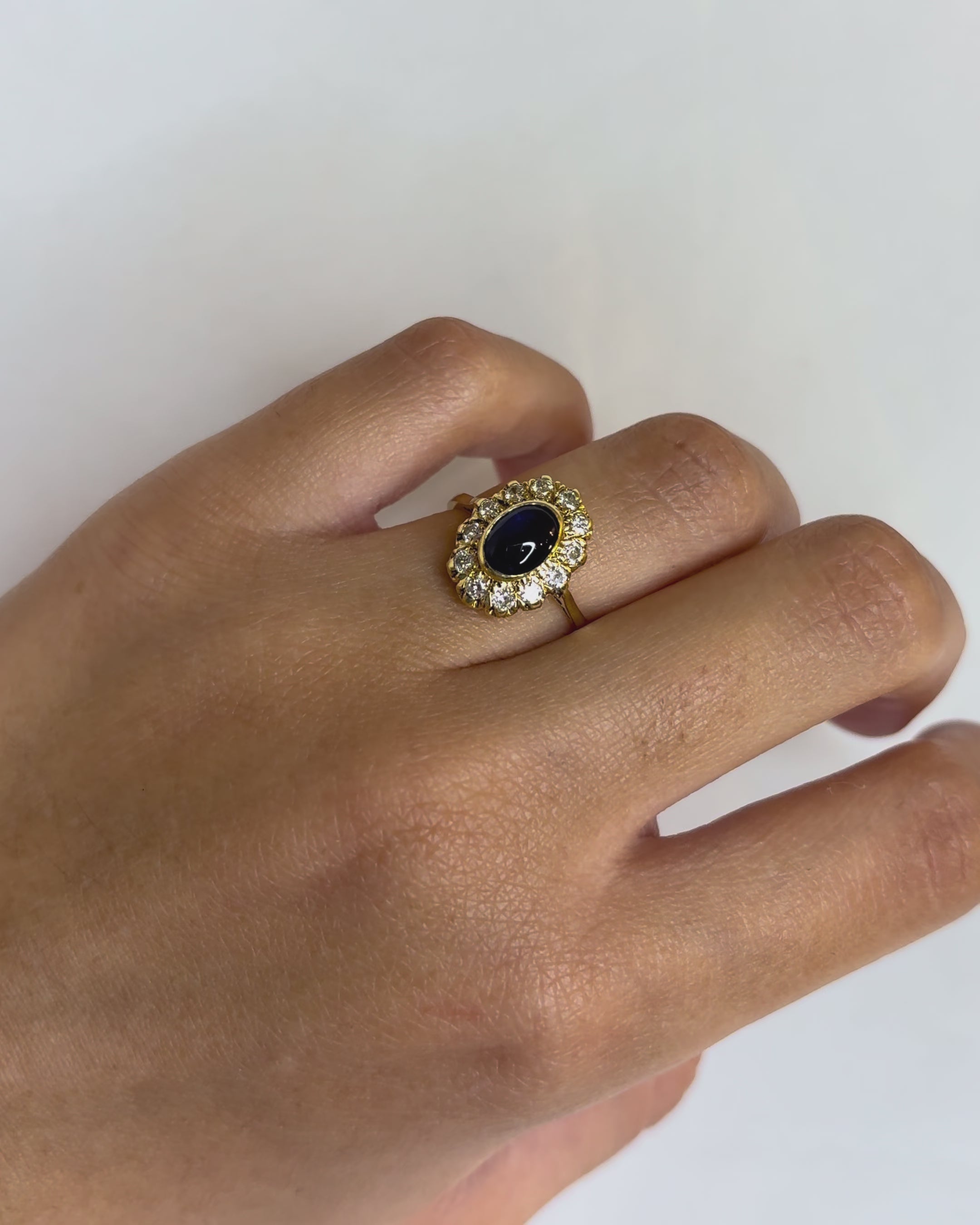 Bague Marguerite Saphir Cabochon 1.15 carat &amp; Diamants 0.36 carat "Philippine"