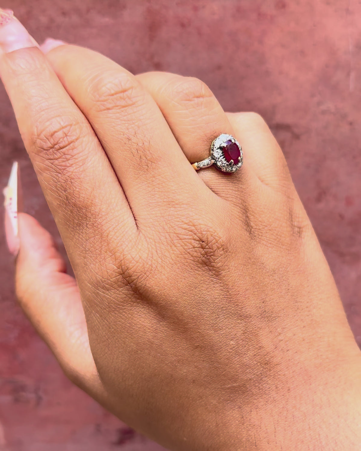Anillo margarita de rubí de 1 quilate y diamantes de 0.52 quilates "Mona"