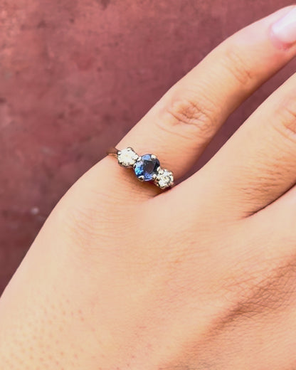 Anillo trilogía de zafiro de 0.79 quilates y diamantes de 0.40 quilates «Julie»
