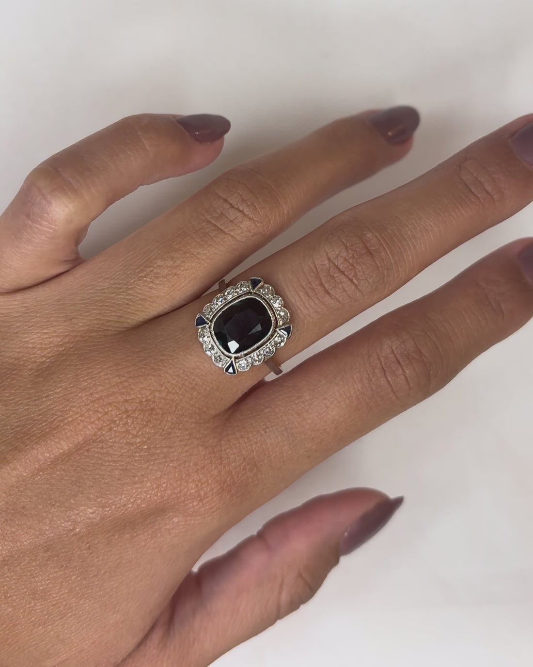 Bague Art Déco Saphir Coussin 2.68 carats &amp; Diamants &quot;Cynthia&quot;