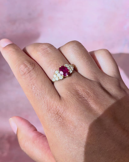 Anillo trilogía de rubíes de 1.65 quilates y diamantes de 0.48 quilates, 4,05 g, «Serena»
