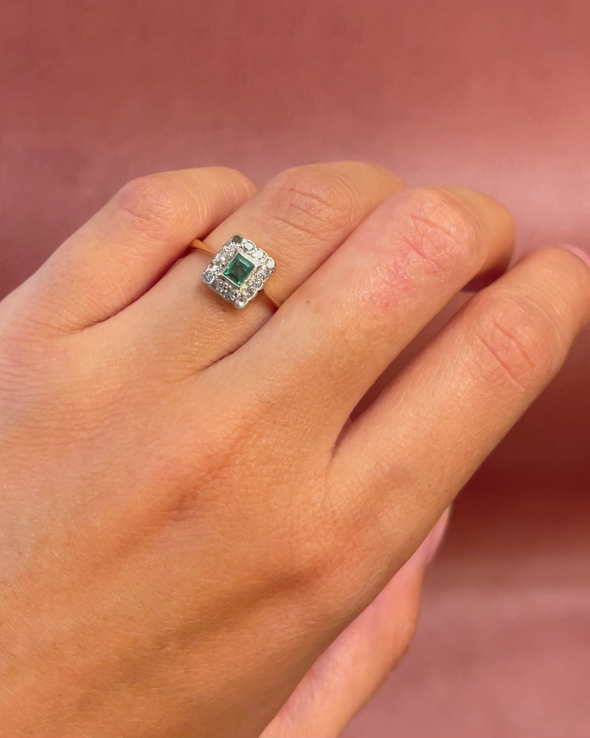 Anillo Art Déco de esmeralda y diamantes de 0.42 quilates «Rebeca»