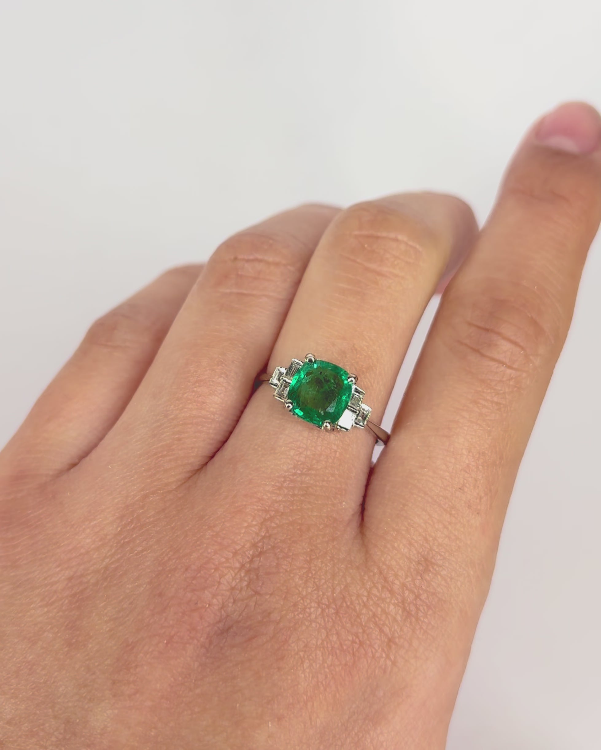 Bague Trilogie Émeraude 1.60 carat &amp; Diamants "Théa"