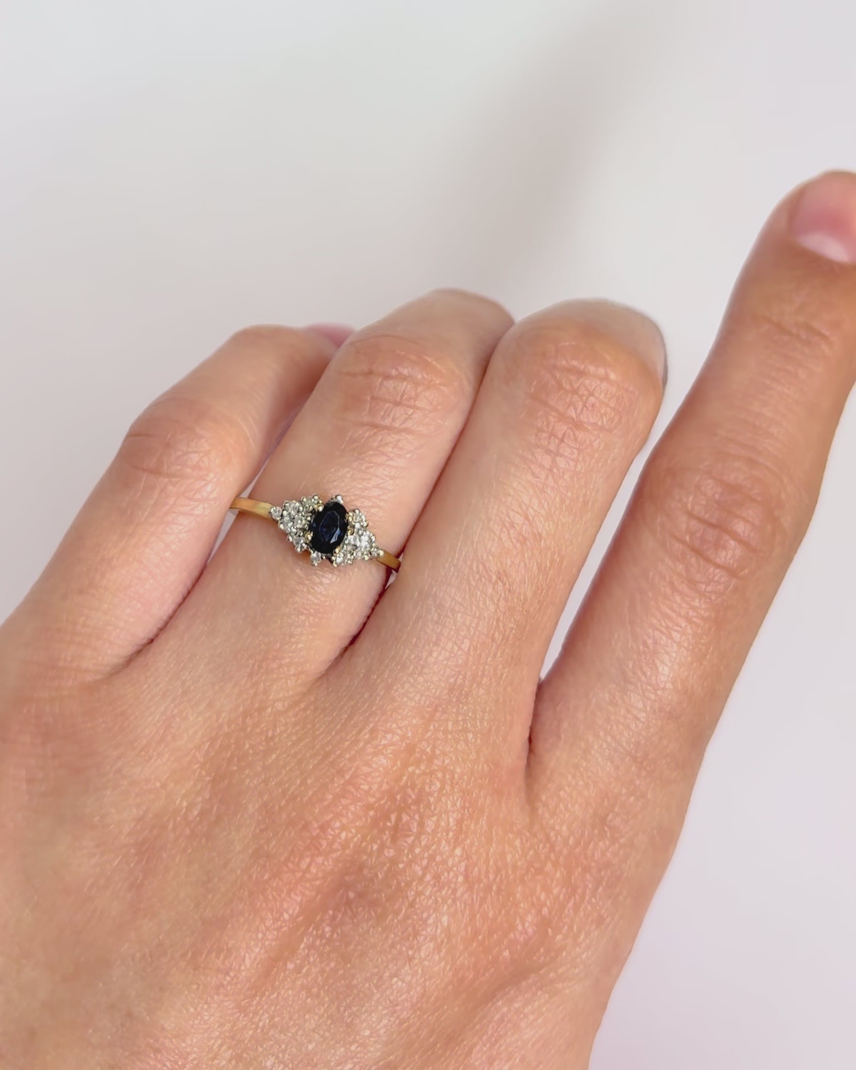 Anillo Trilogía Zafiro 0.46 quilates y Diamantes "Danae"