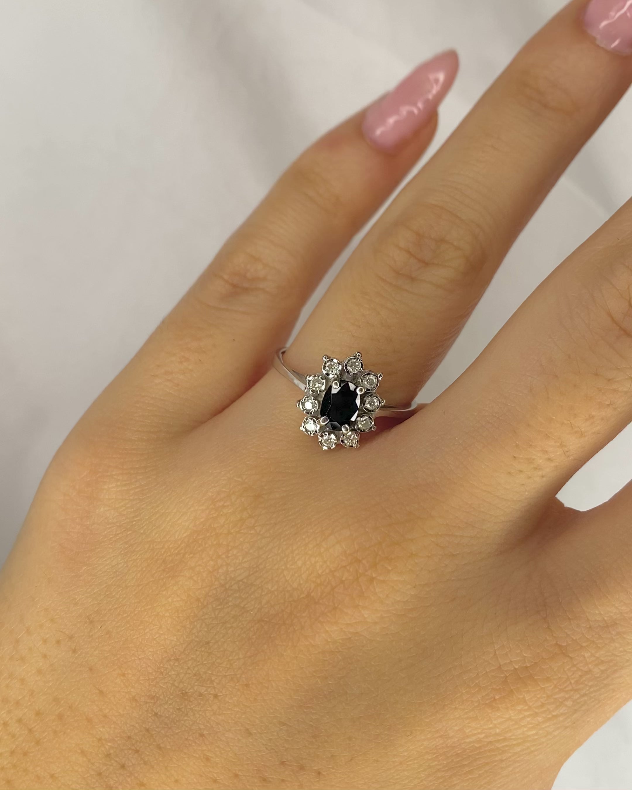 Bague Marguerite Saphir 0.82 carat &amp; 10 Diamants "Lexie"