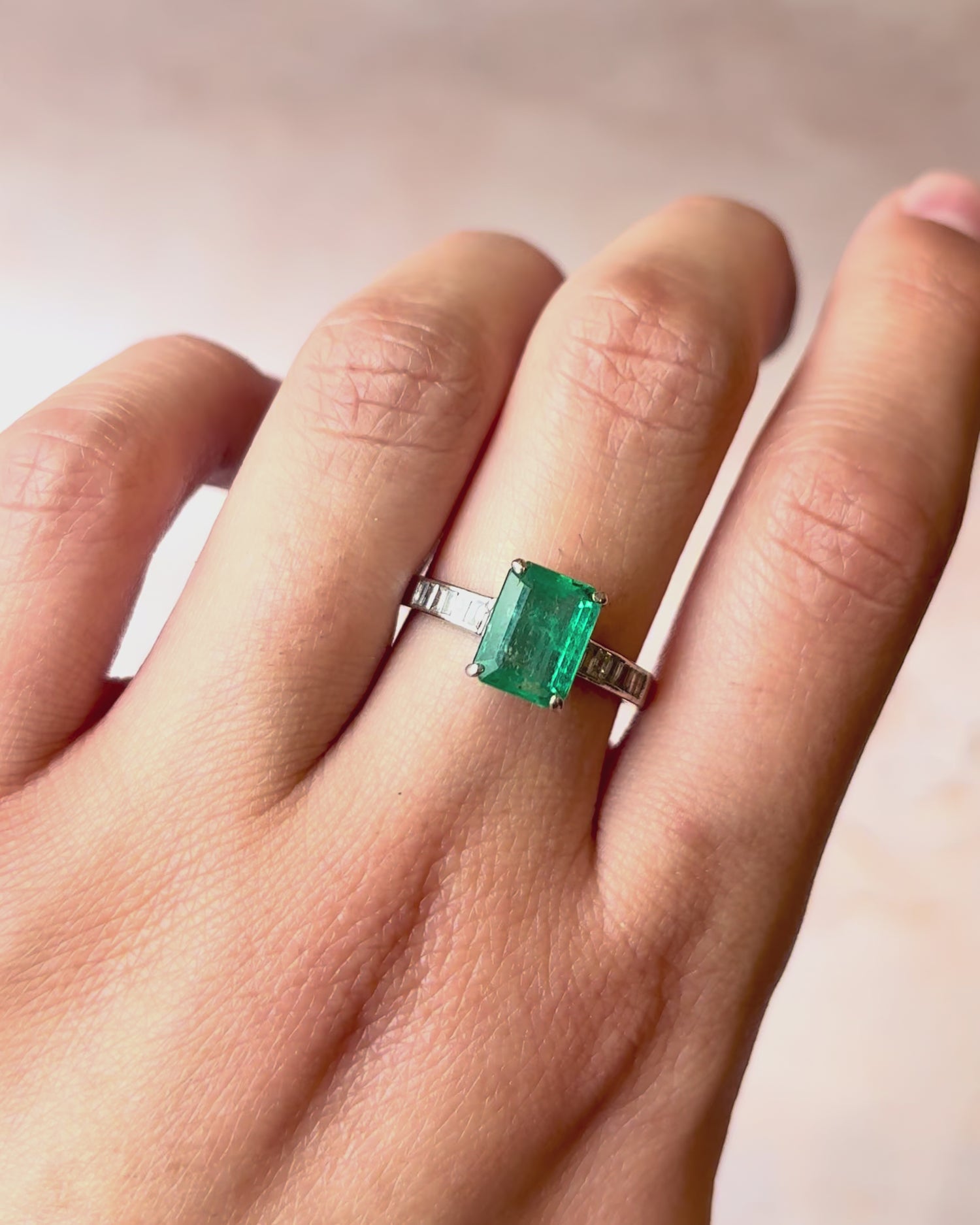 Bague Solitaire Émeraude 2.13 carats &amp; Diamants 0.26 carat "Eléanore"