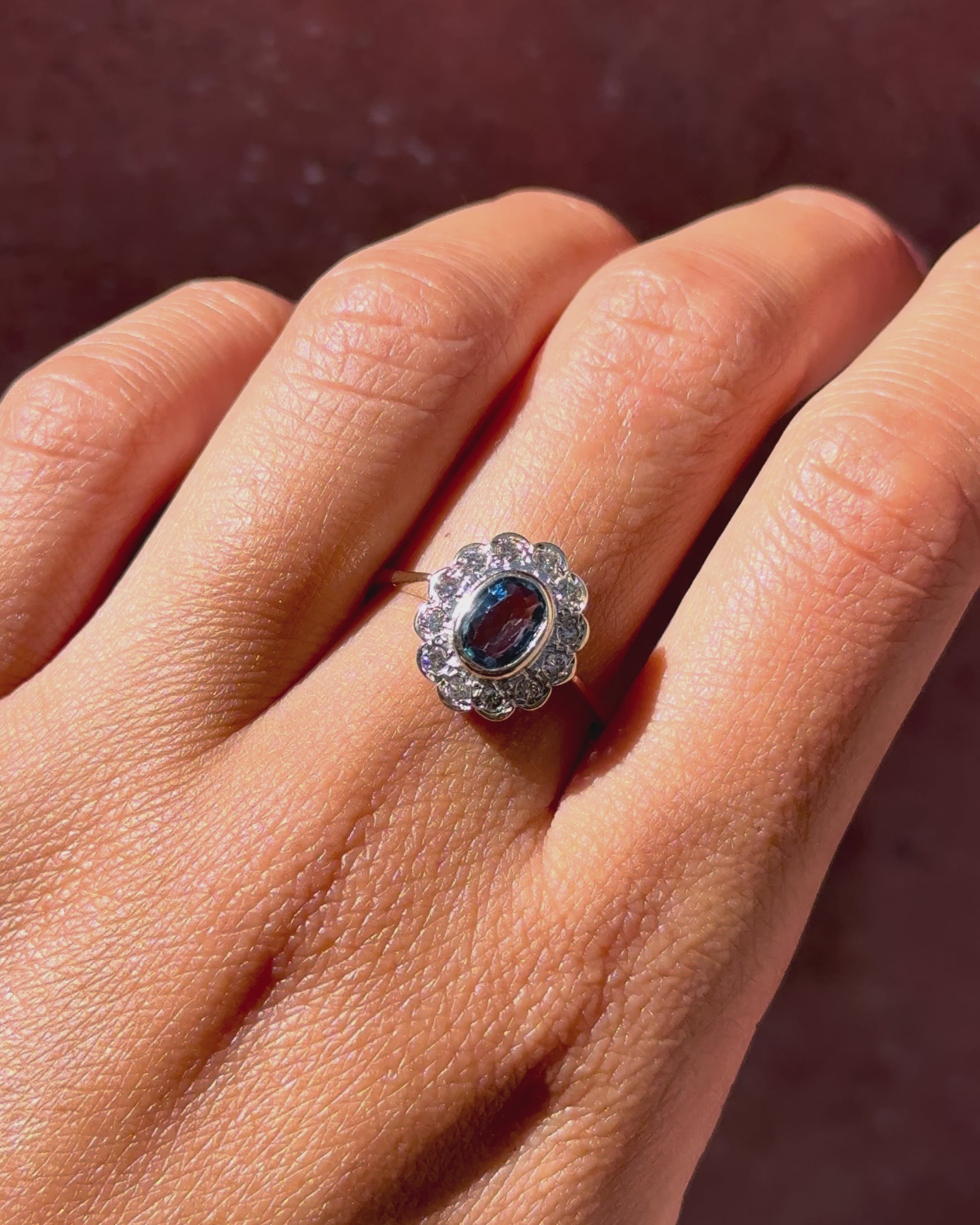 Anillo margarita de zafiro de 0,77 quilates y diamantes de 0,24 quilates «Solène»