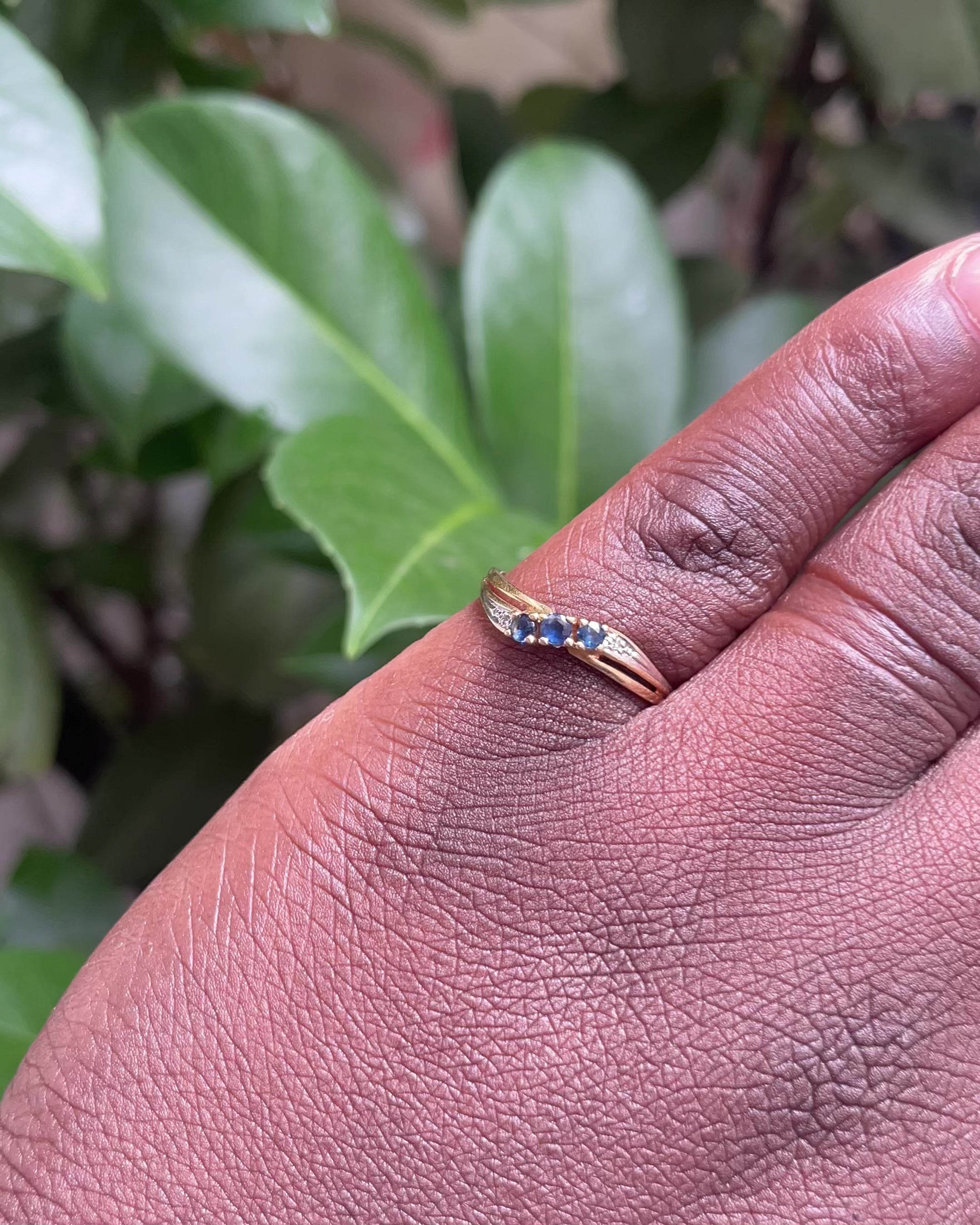 Anillo Banda Trilogía Zafiros y Diamantes “Maelis”