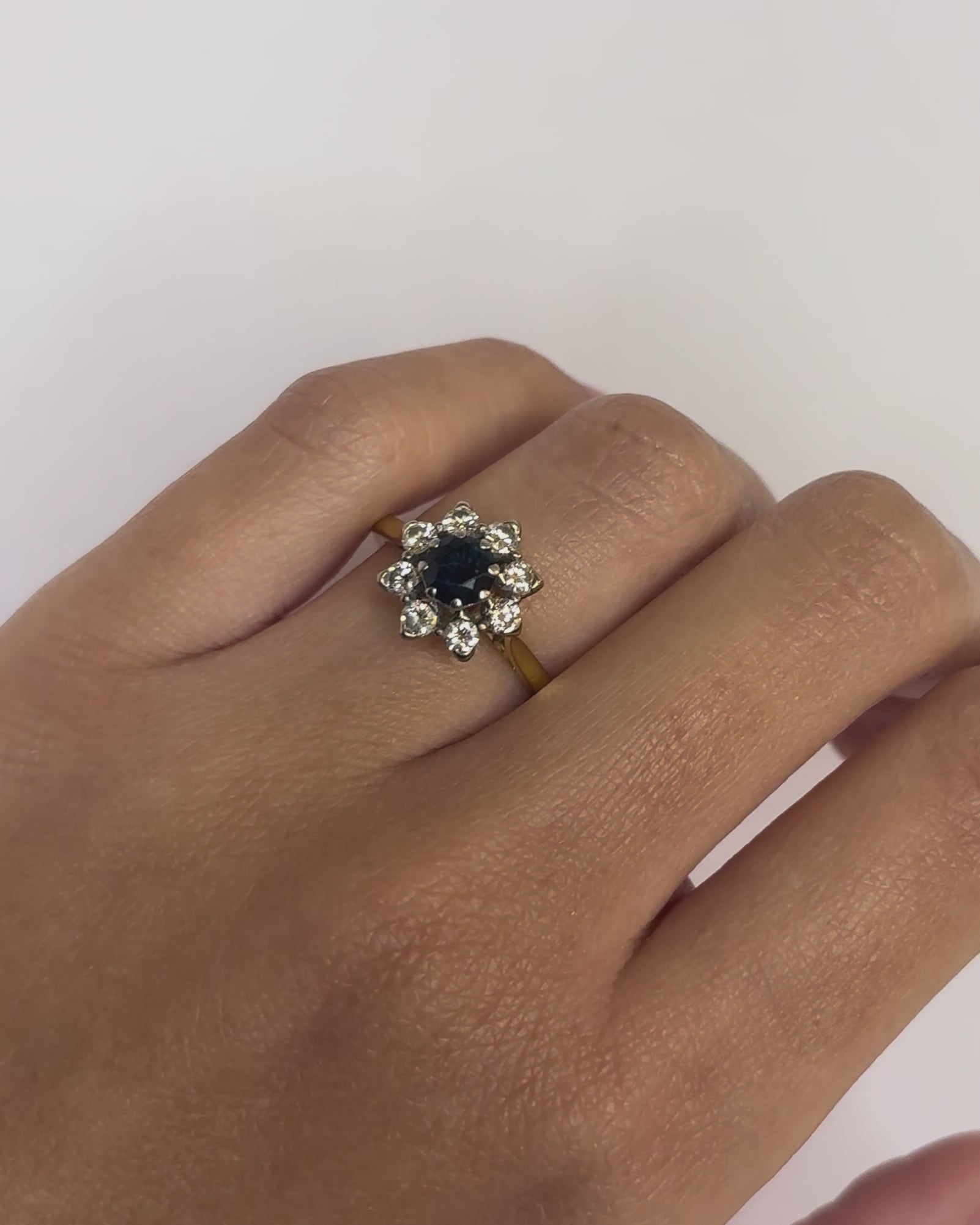 Bague Marguerite Saphir 0.84 carat &amp; Diamants 0.40 carat "Arya"