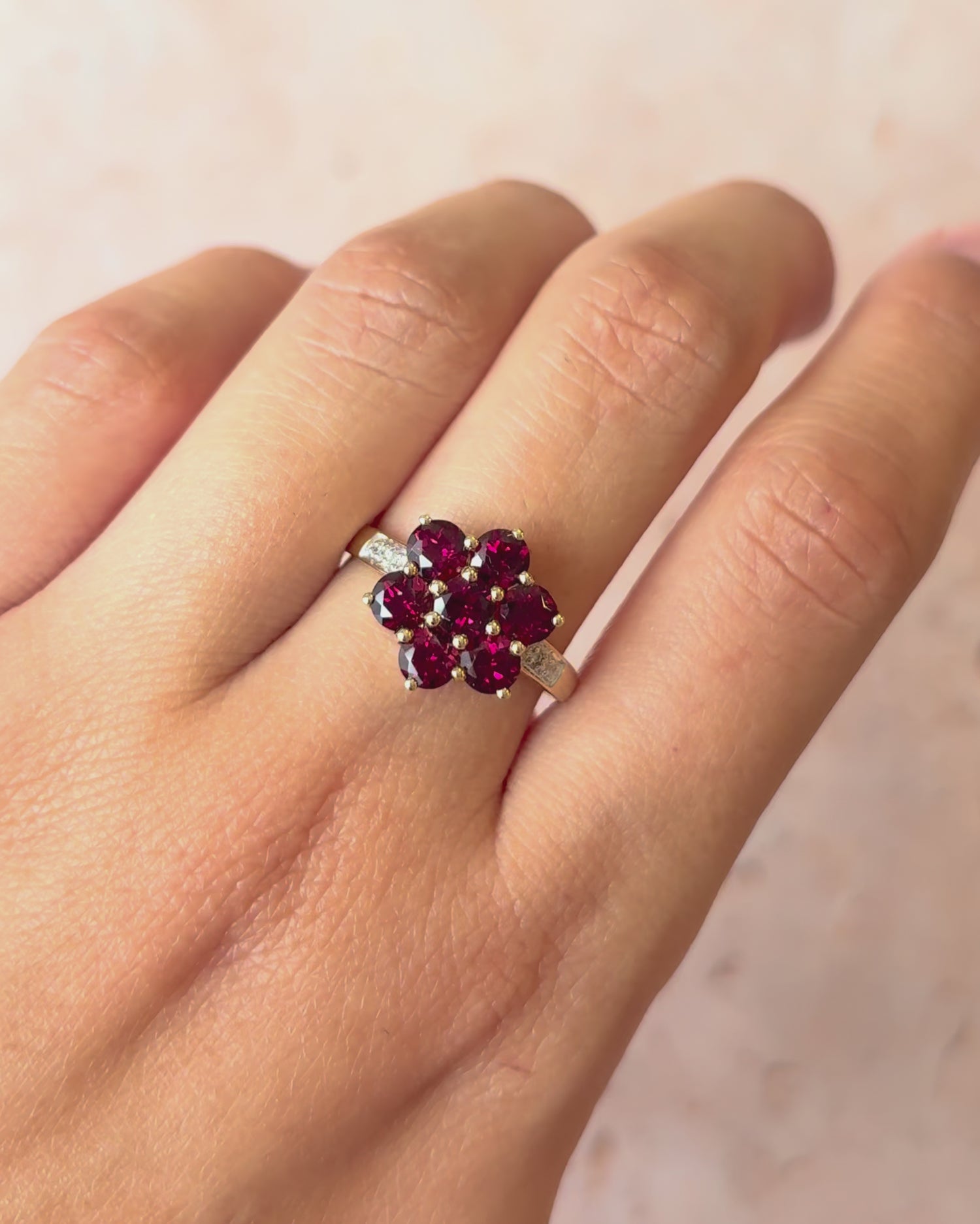 Bague Marguerite Grenats 1.90 carat &amp; Diamants "Adélie"