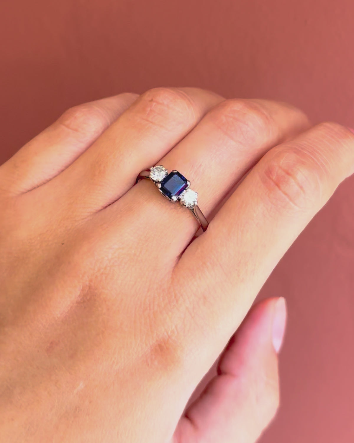 Bague Trilogie Saphir 0.85 carat &amp; Diamants 0.40 carat "Isabella"