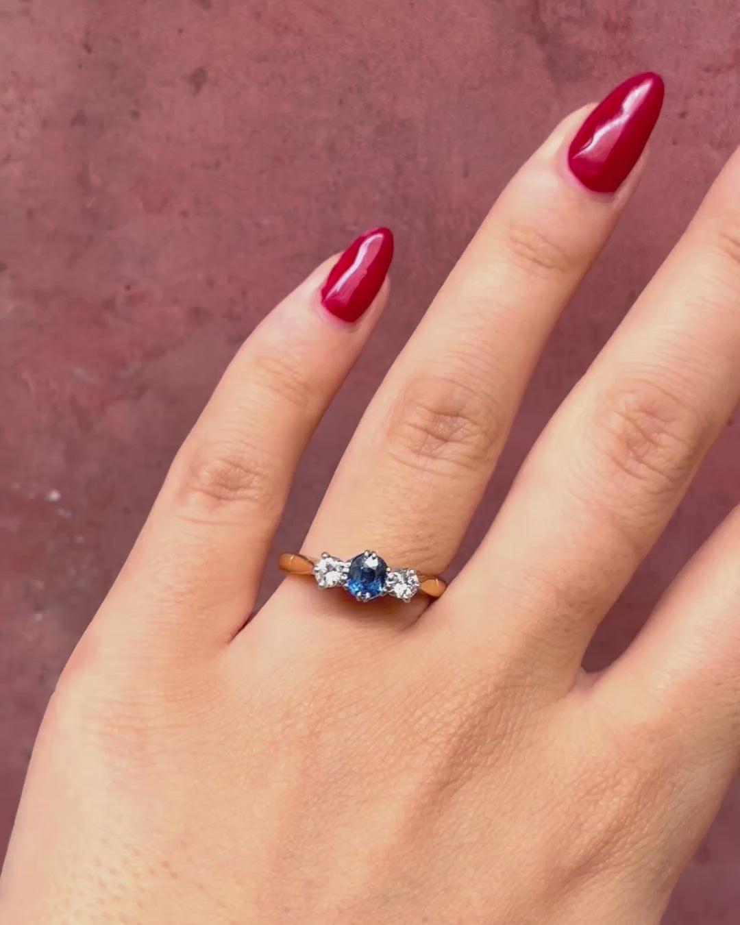 Anillo trilogía de zafiro de 0.61 quilates y diamantes «Lydia»