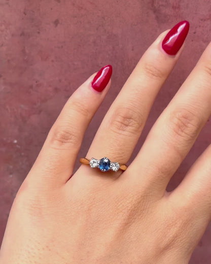 Anillo trilogía de zafiro de 0.61 quilates y diamantes «Lydia»